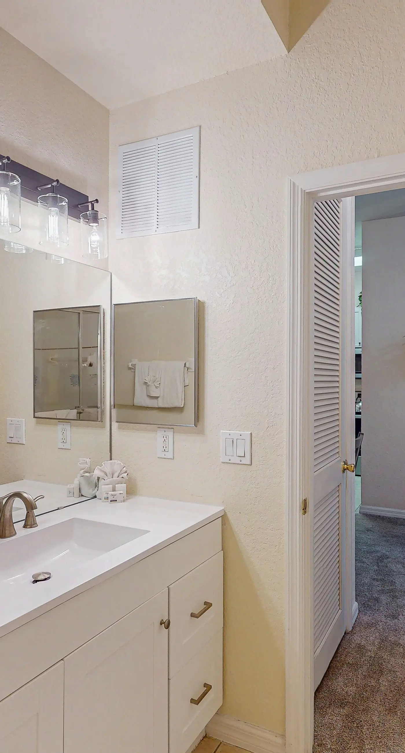 2nd floor condo near theme parks, restaurant, basketball court, tennis court