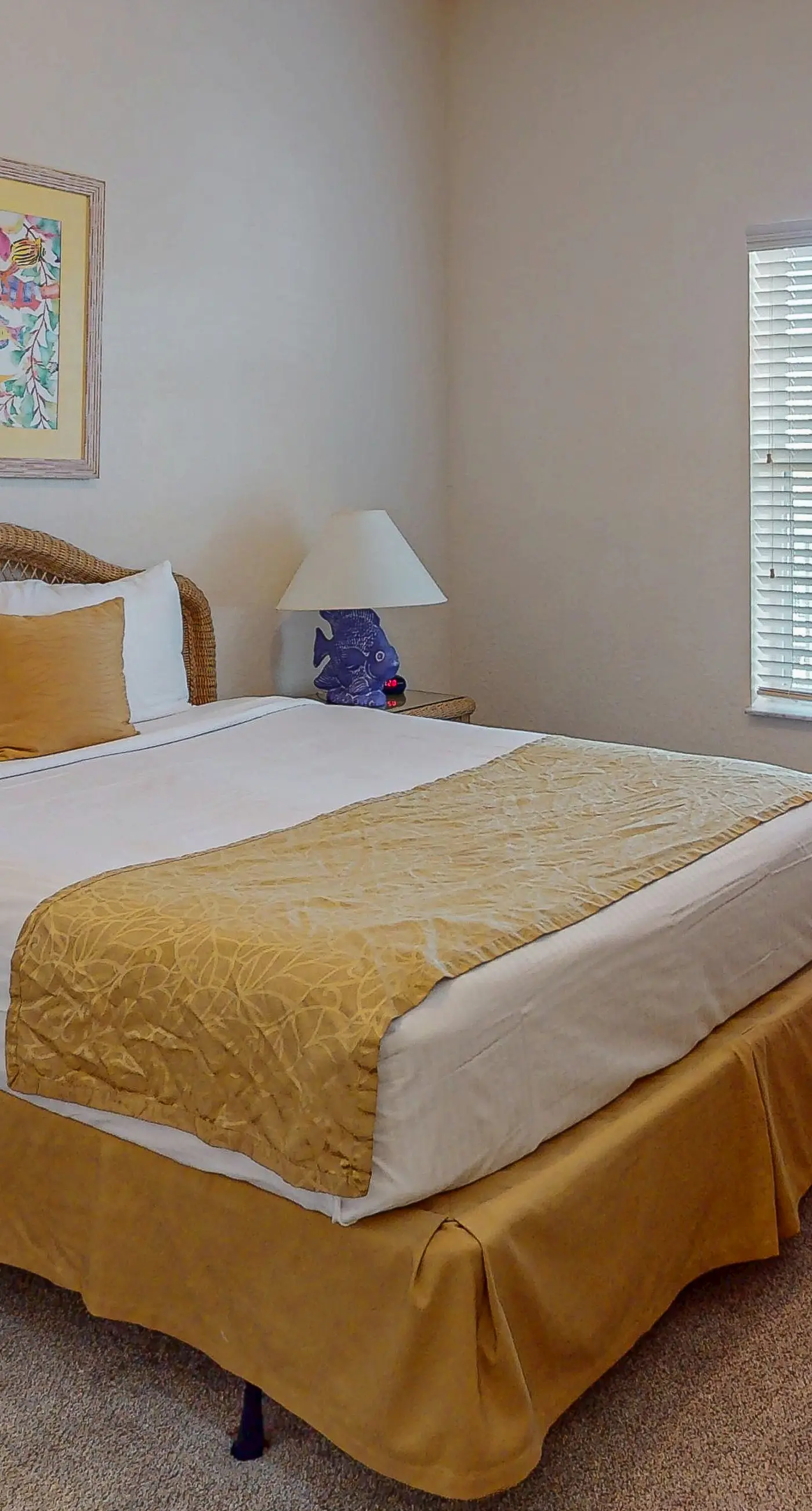 2nd floor condo near theme parks, restaurant, basketball court, tennis court