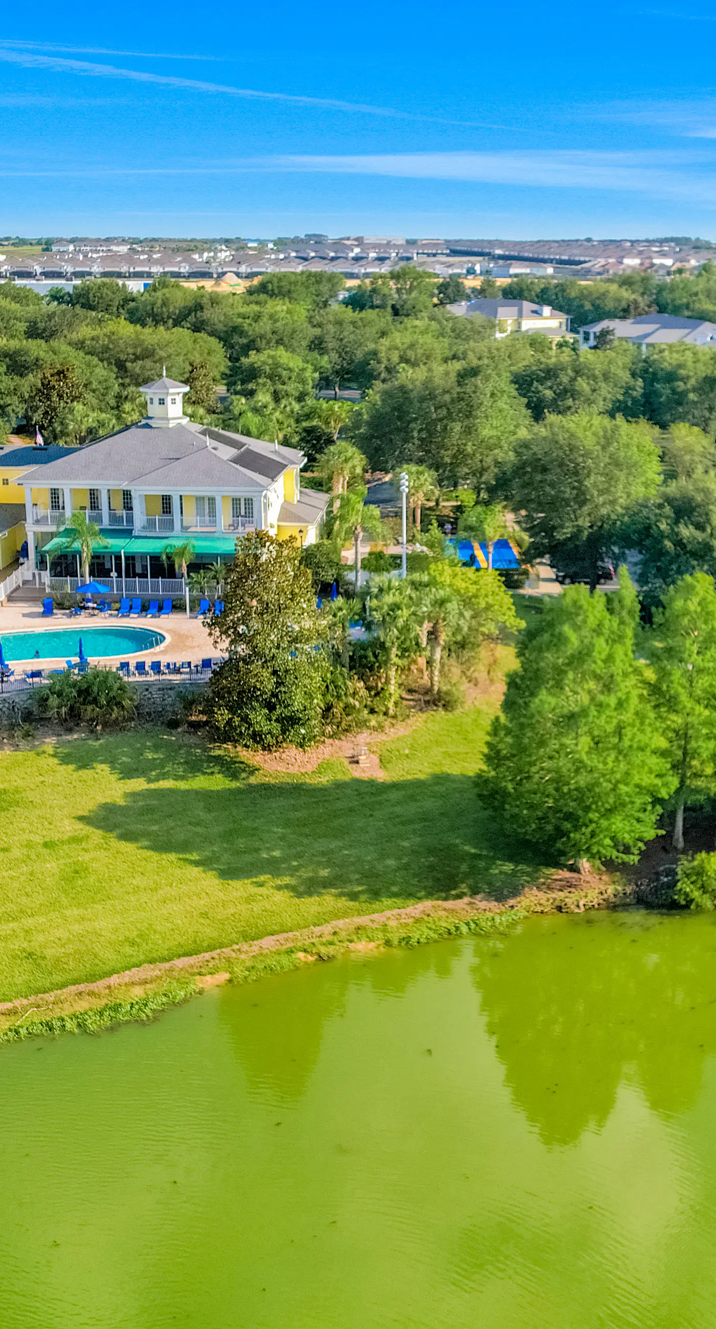 2nd floor condo near theme parks, restaurant, basketball court, tennis court