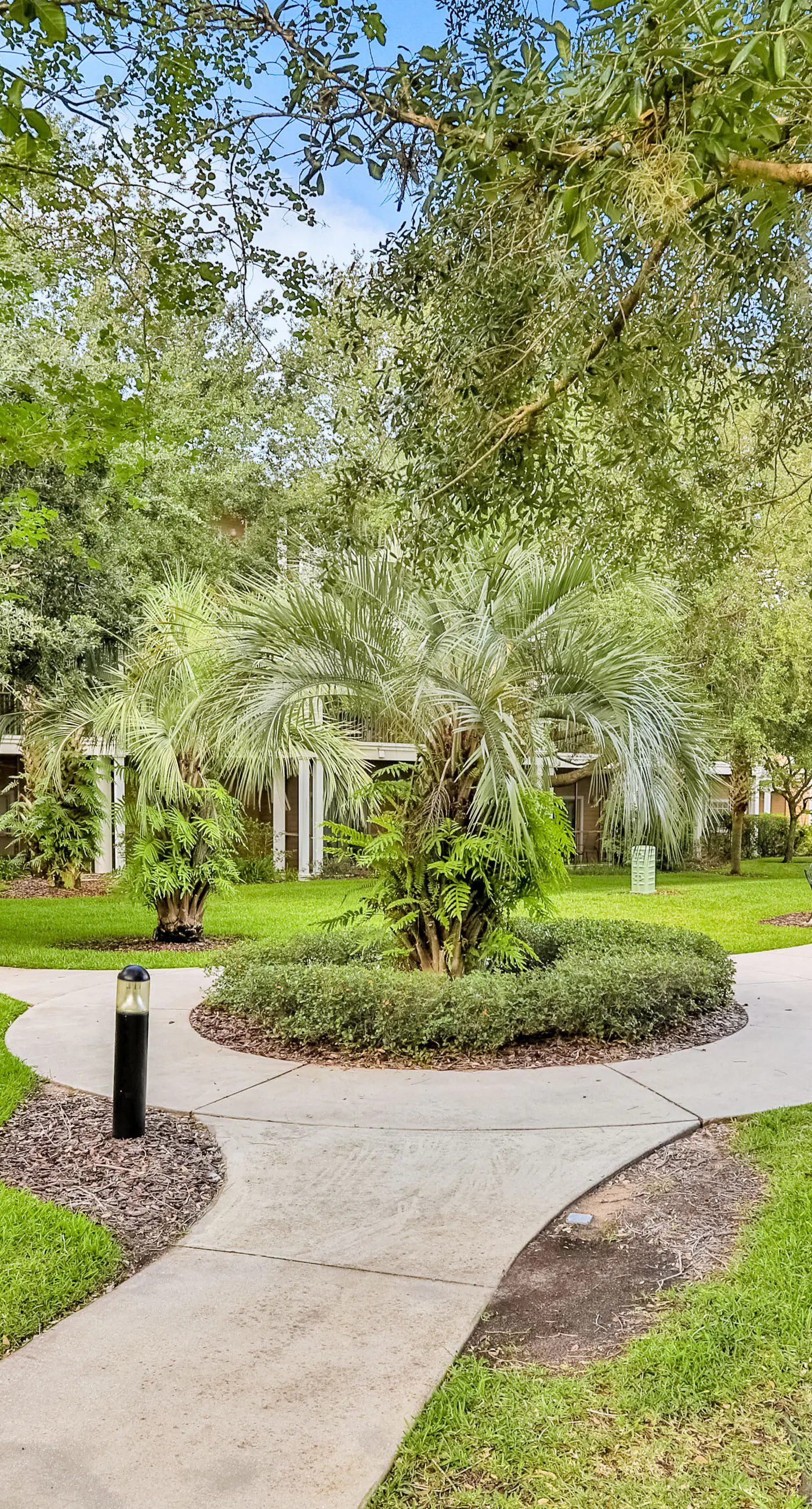 2nd floor condo near theme parks, restaurant, basketball court, tennis court