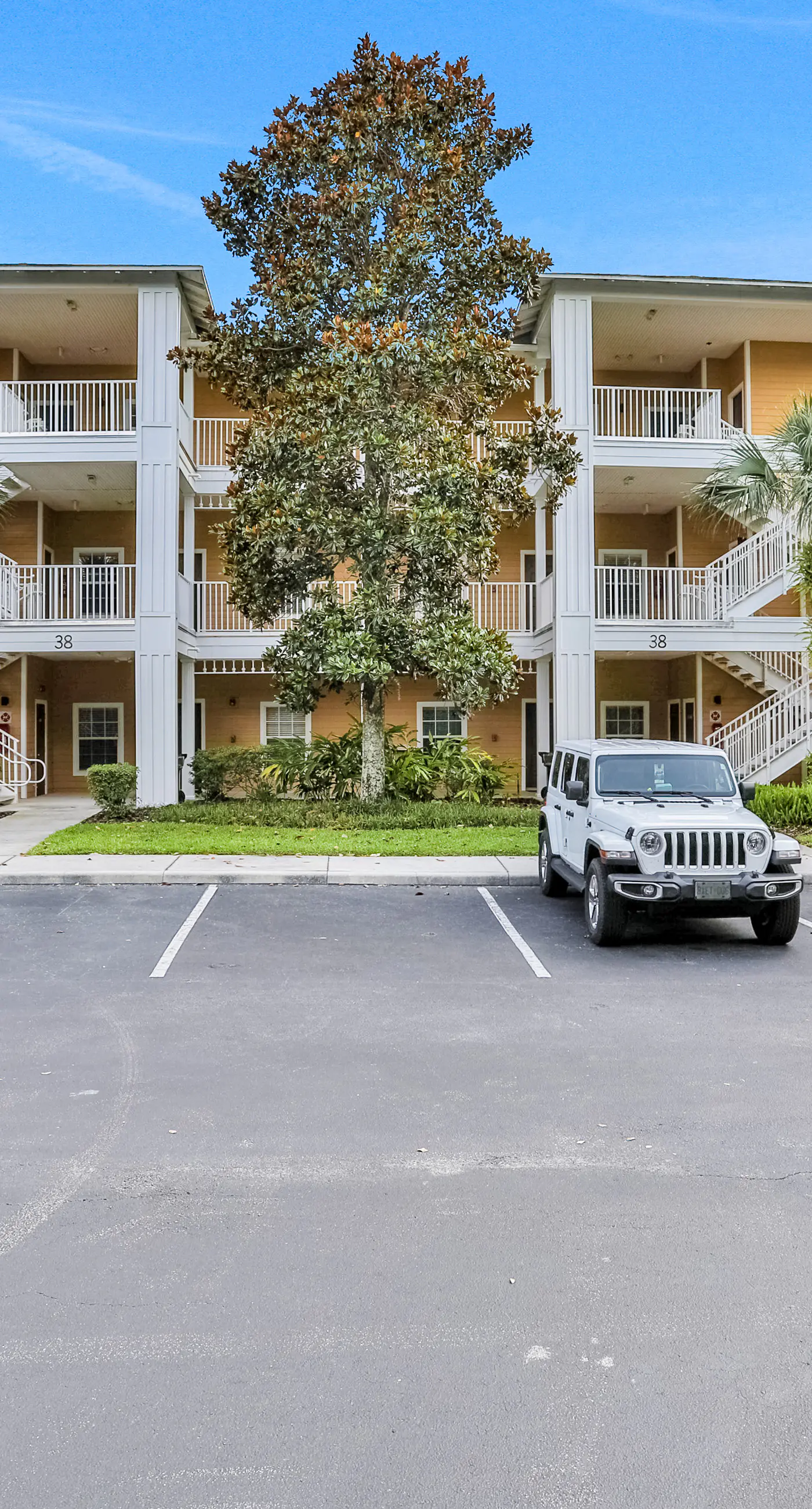 2nd floor condo near theme parks, restaurant, basketball court, tennis court