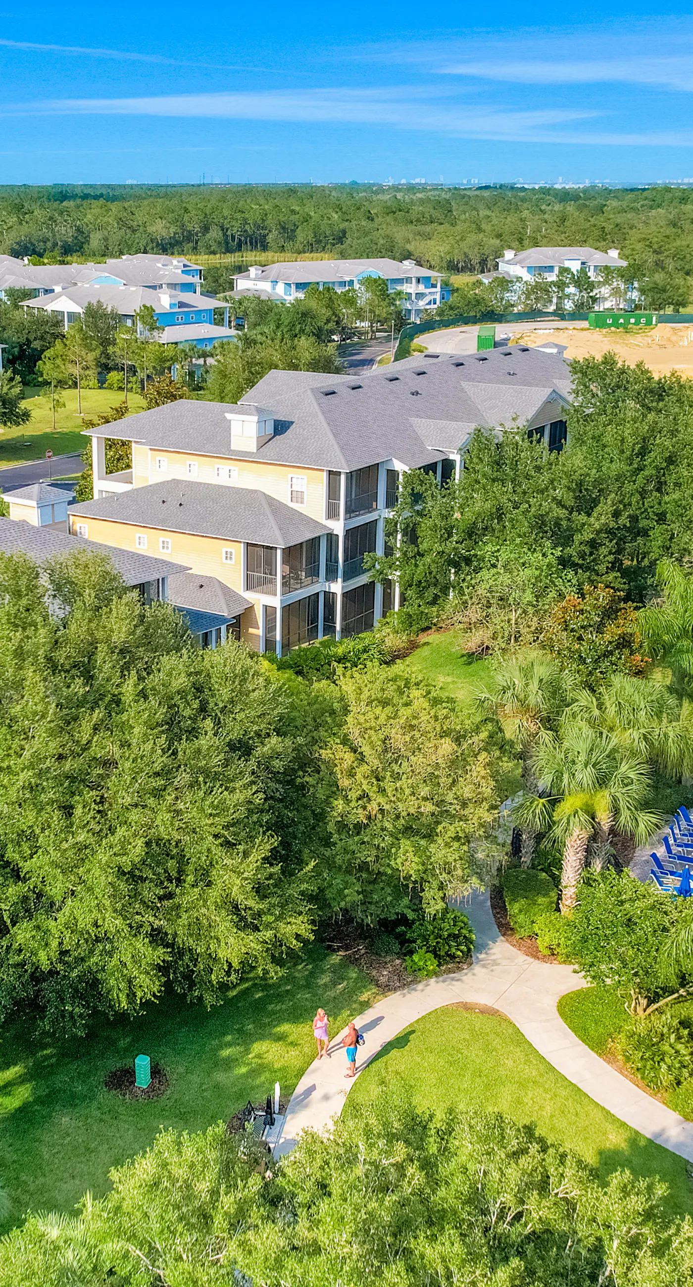 2nd floor condo near theme parks, restaurant, basketball court, tennis court