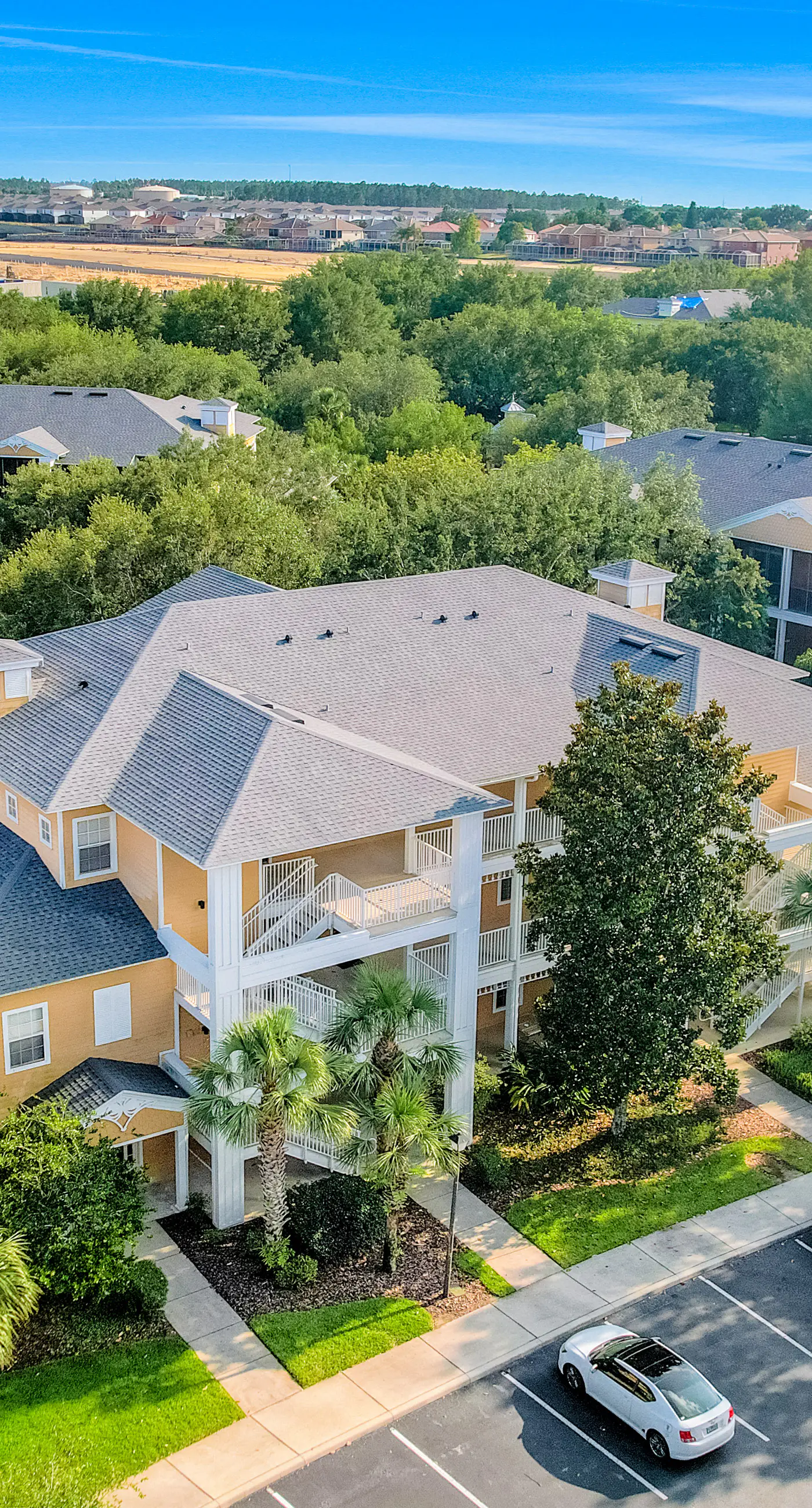 2nd floor condo near theme parks, restaurant, basketball court, tennis court