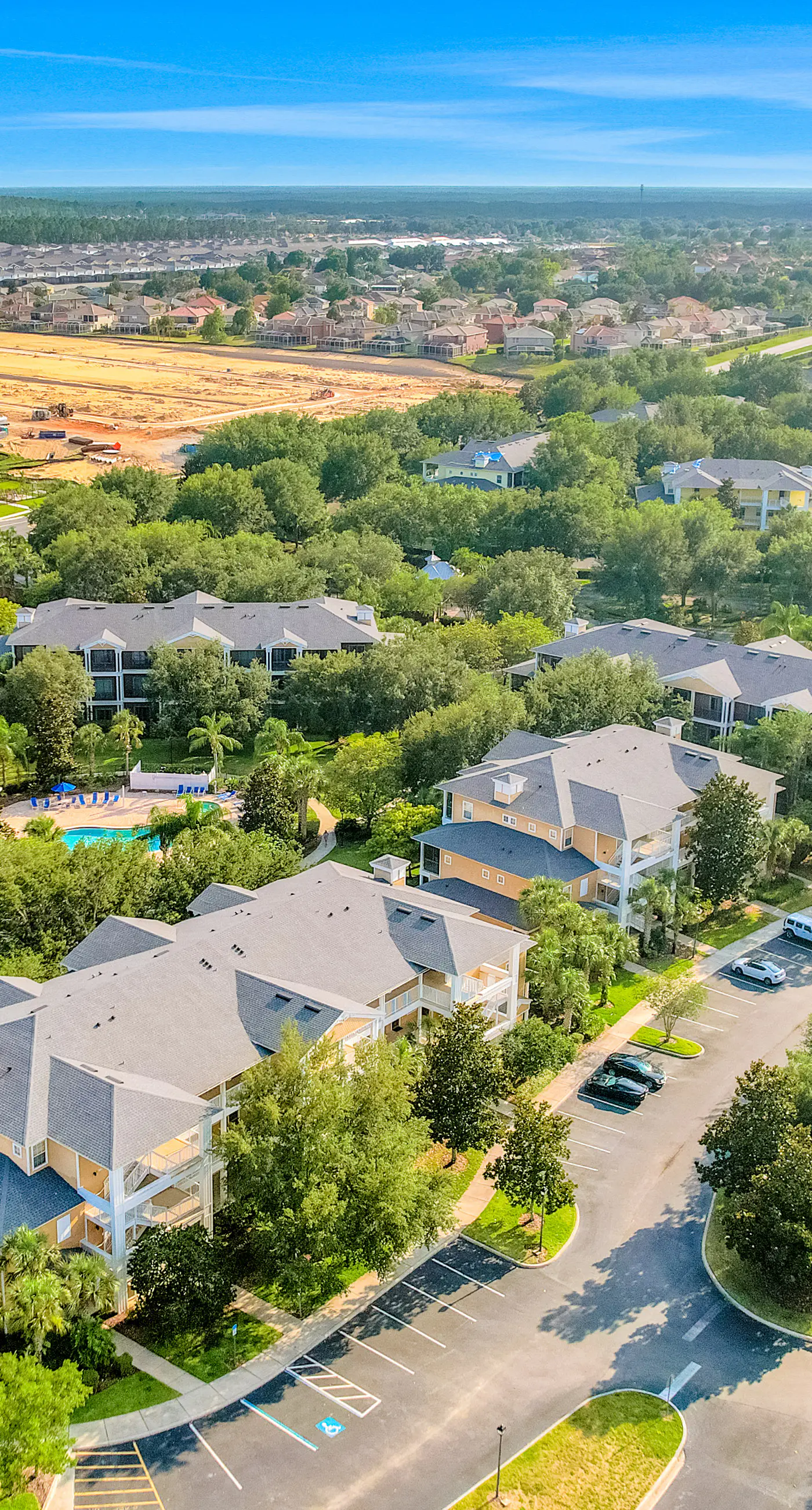 2nd floor condo near theme parks, restaurant, basketball court, tennis court