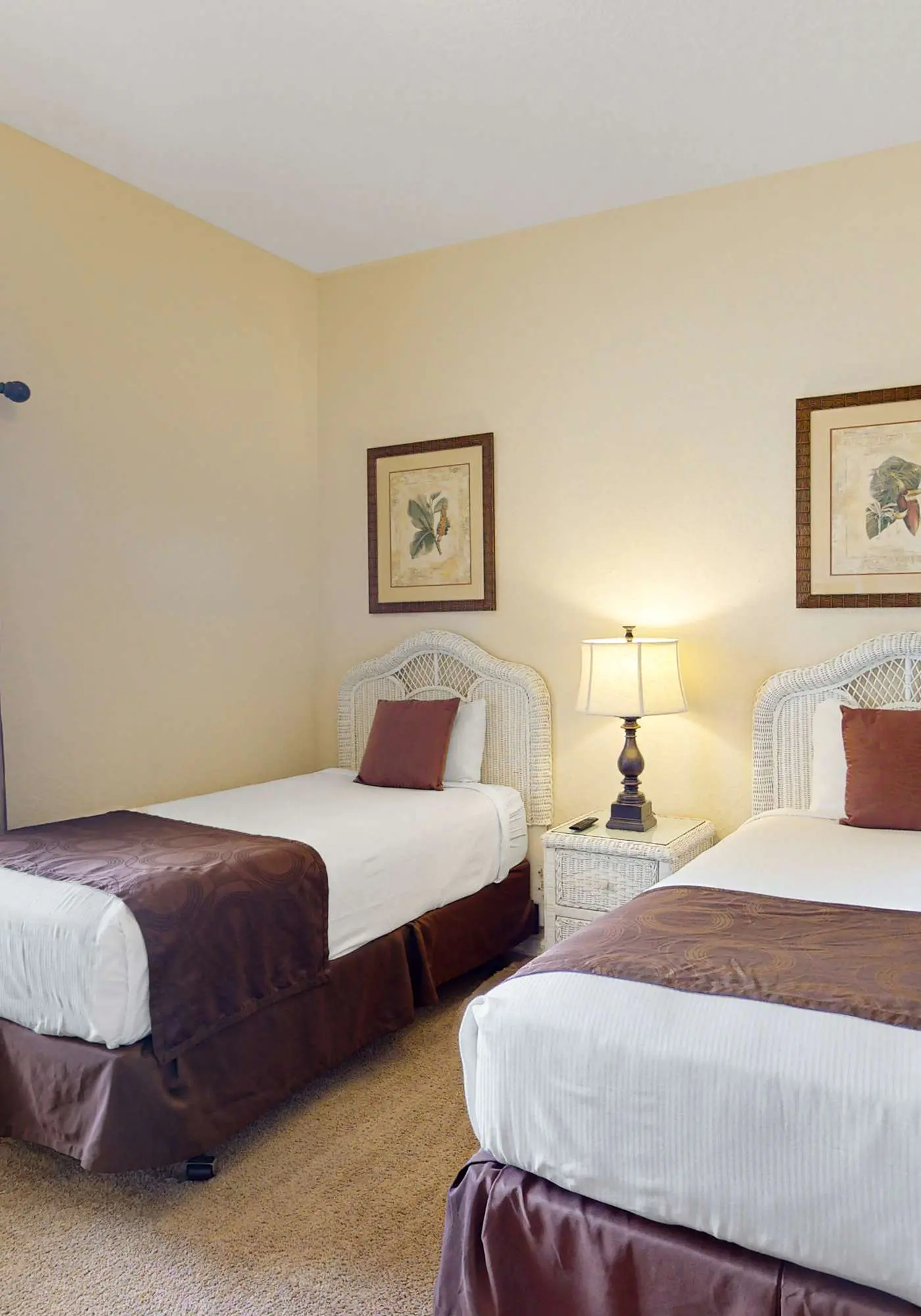 2nd floor condo near theme parks, tennis court, basketball court, balcony