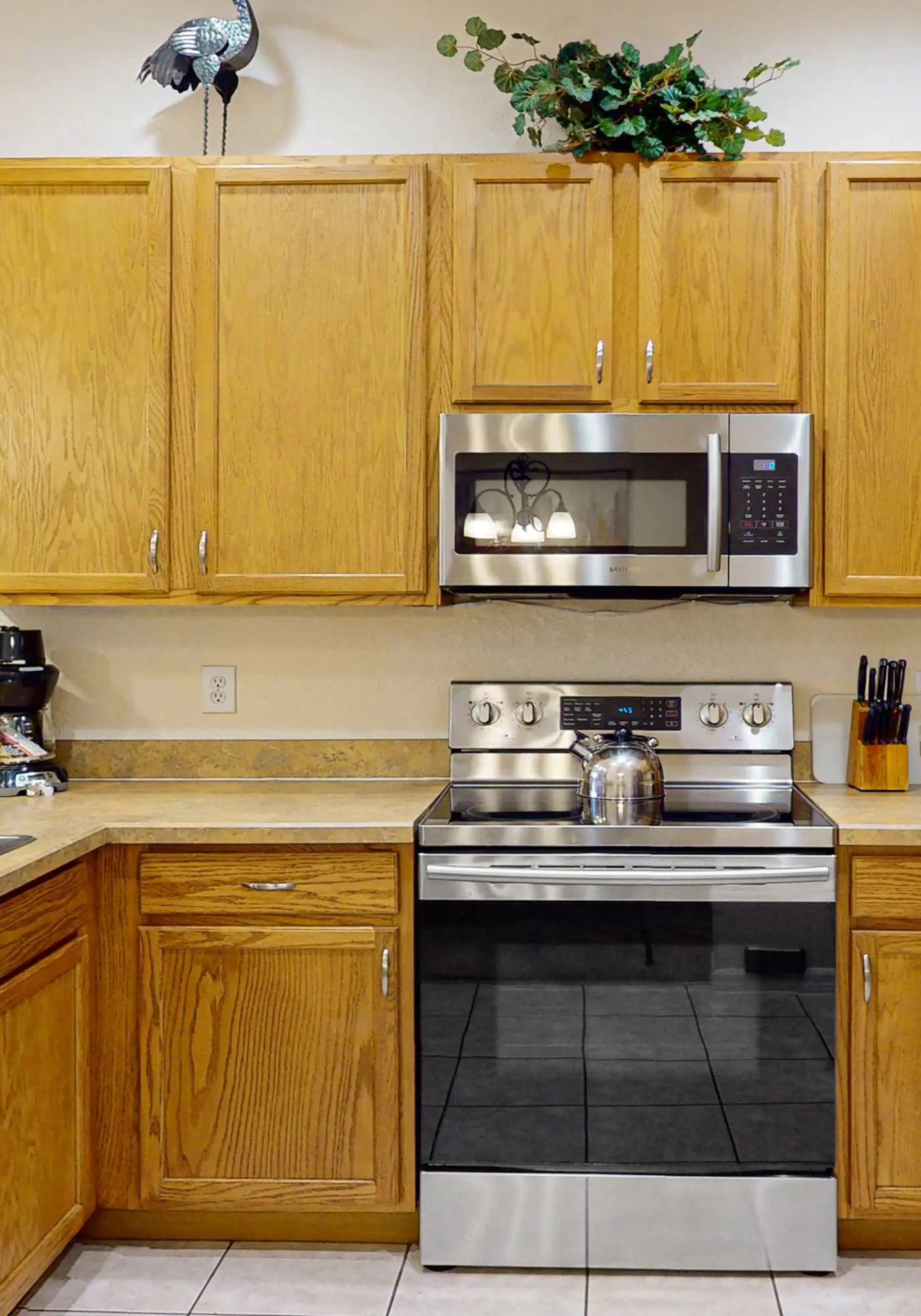 2nd floor condo near theme parks, tennis court, basketball court, balcony