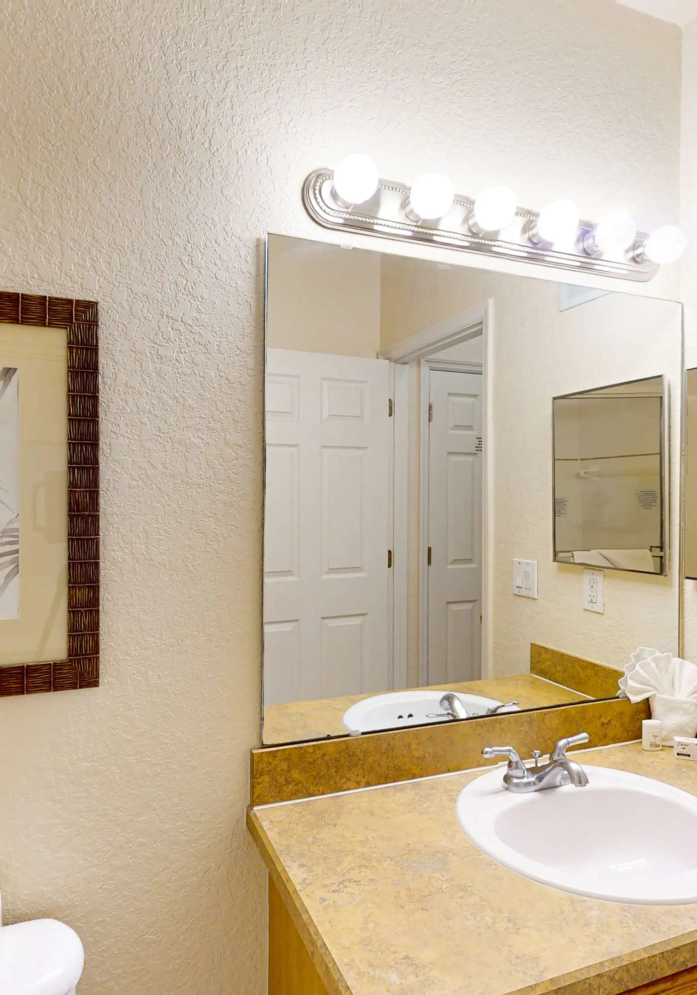 2nd floor condo near theme parks, tennis court, basketball court, balcony