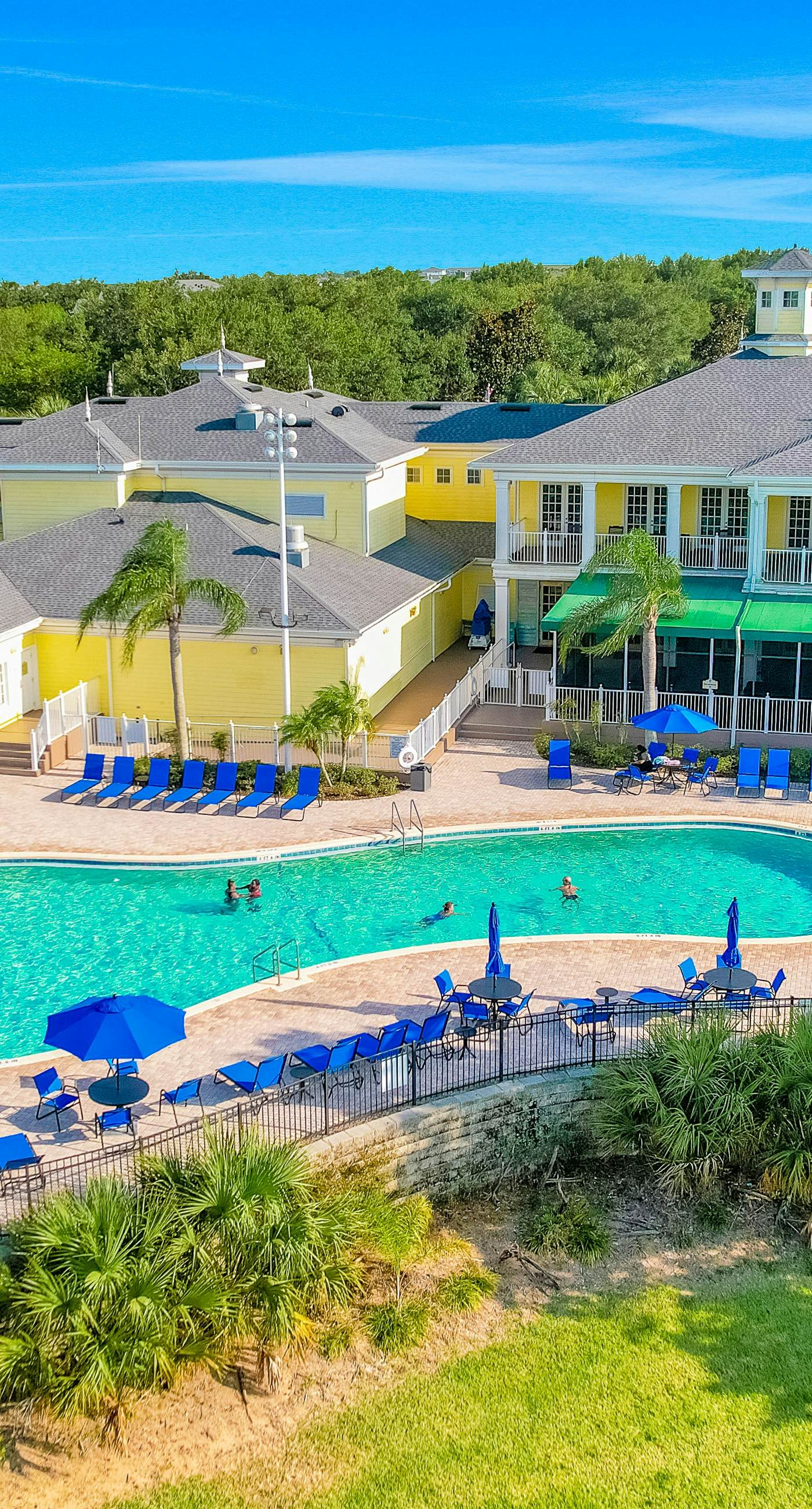 2nd floor condo w/ balcony, basketball court, near theme parks, tennis court