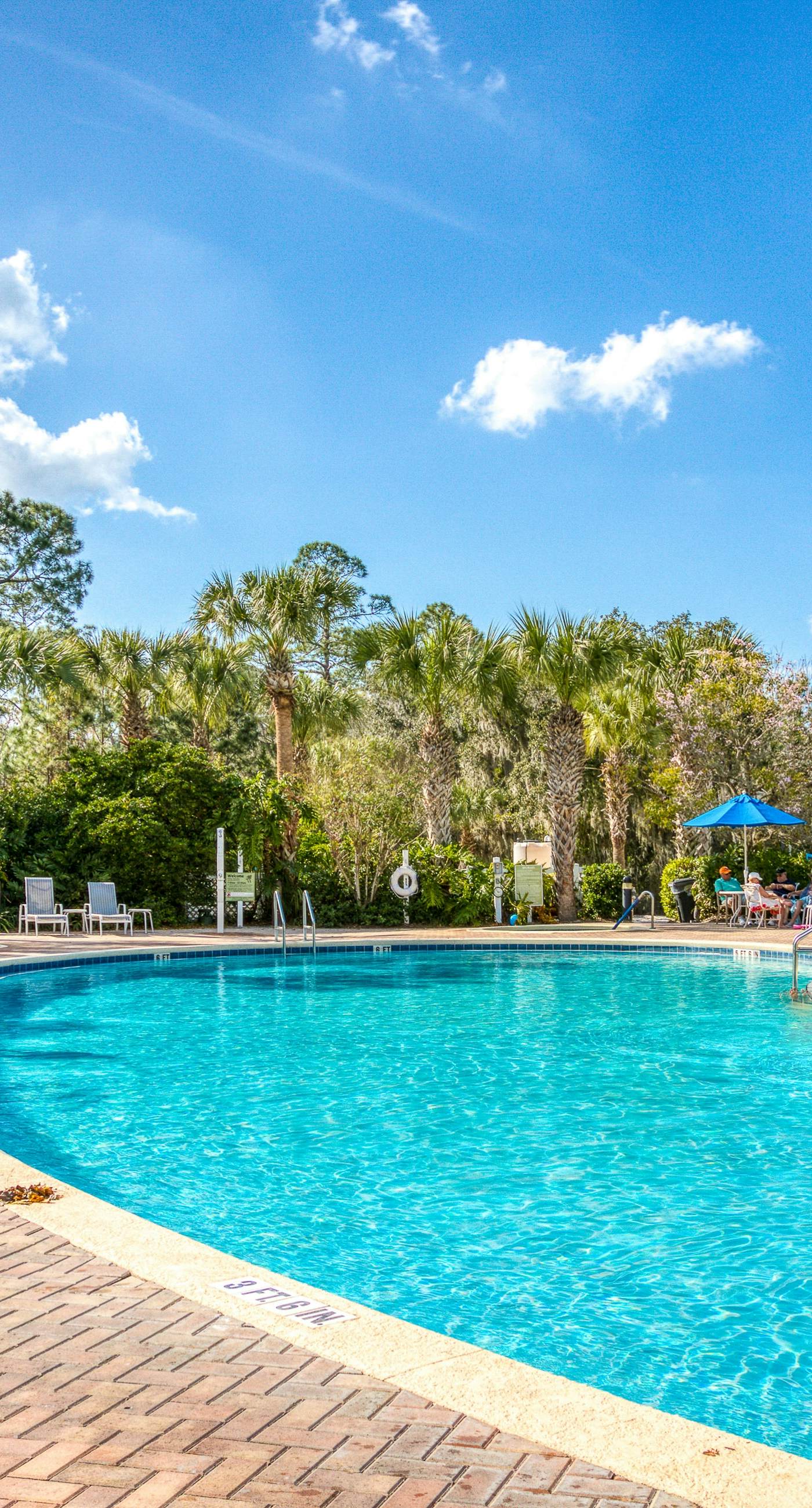 2nd floor condo w/ balcony, basketball court, near theme parks, tennis court