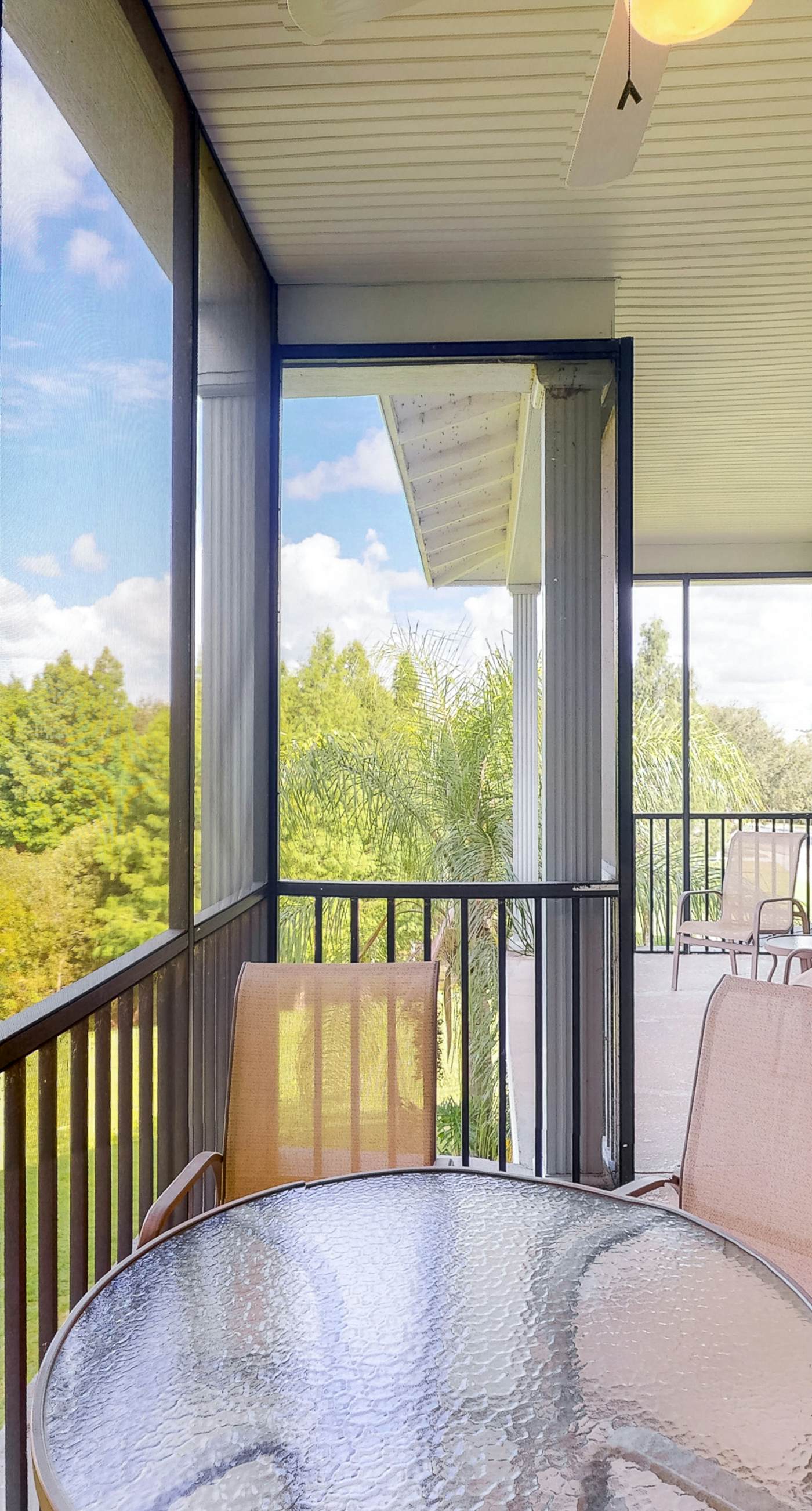 2nd floor condo w/ balcony, basketball court, near theme parks, tennis court