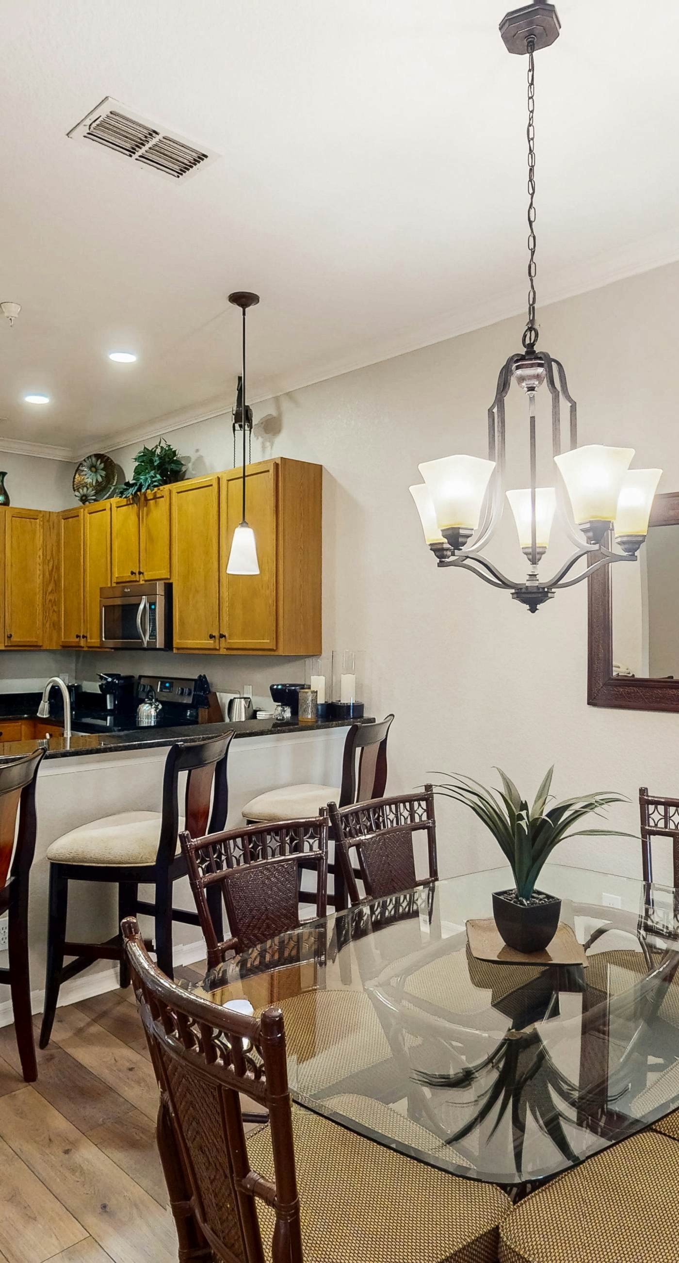 2nd floor condo w/ balcony, basketball court, near theme parks, tennis court