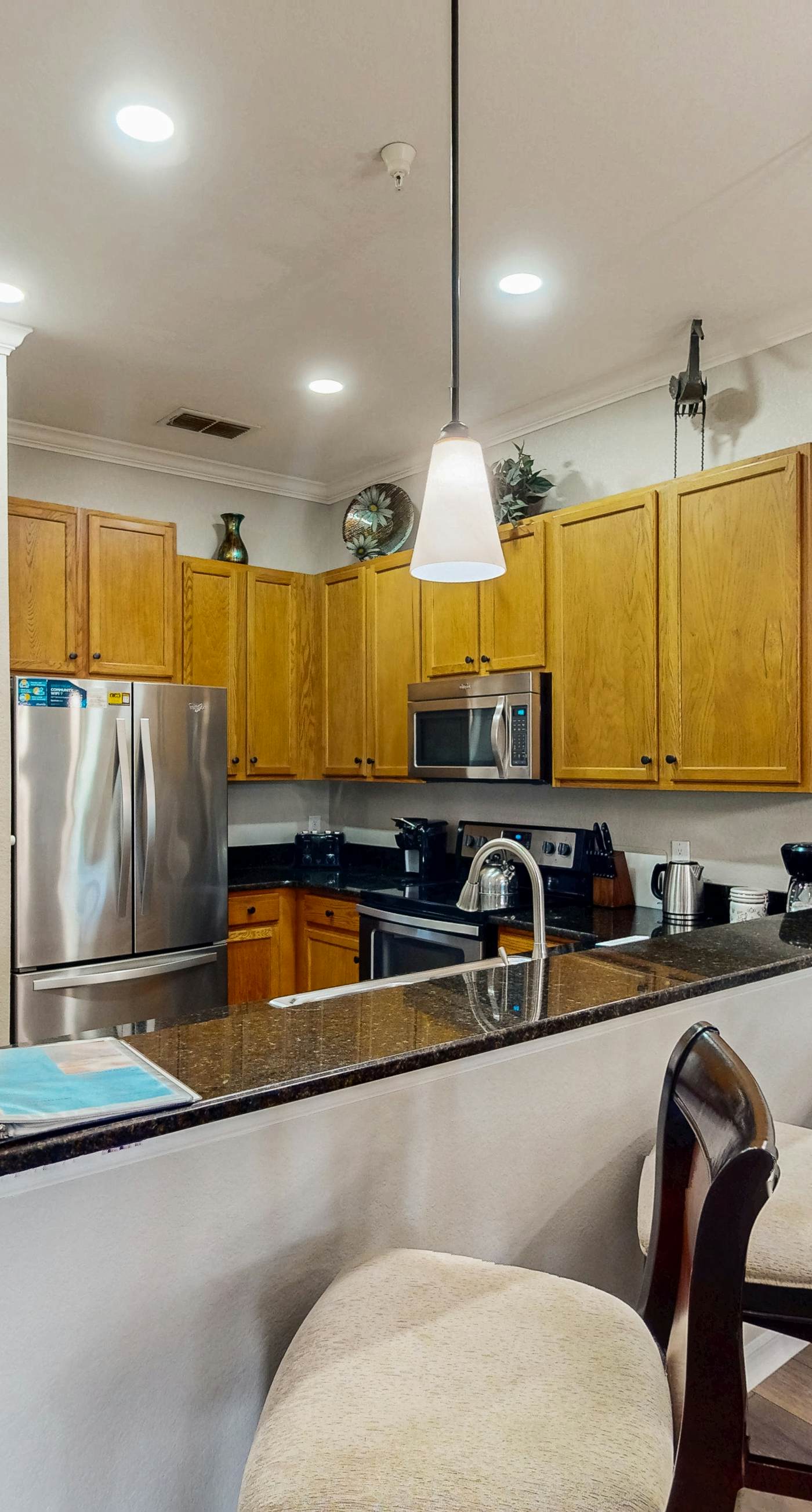 2nd floor condo w/ balcony, basketball court, near theme parks, tennis court