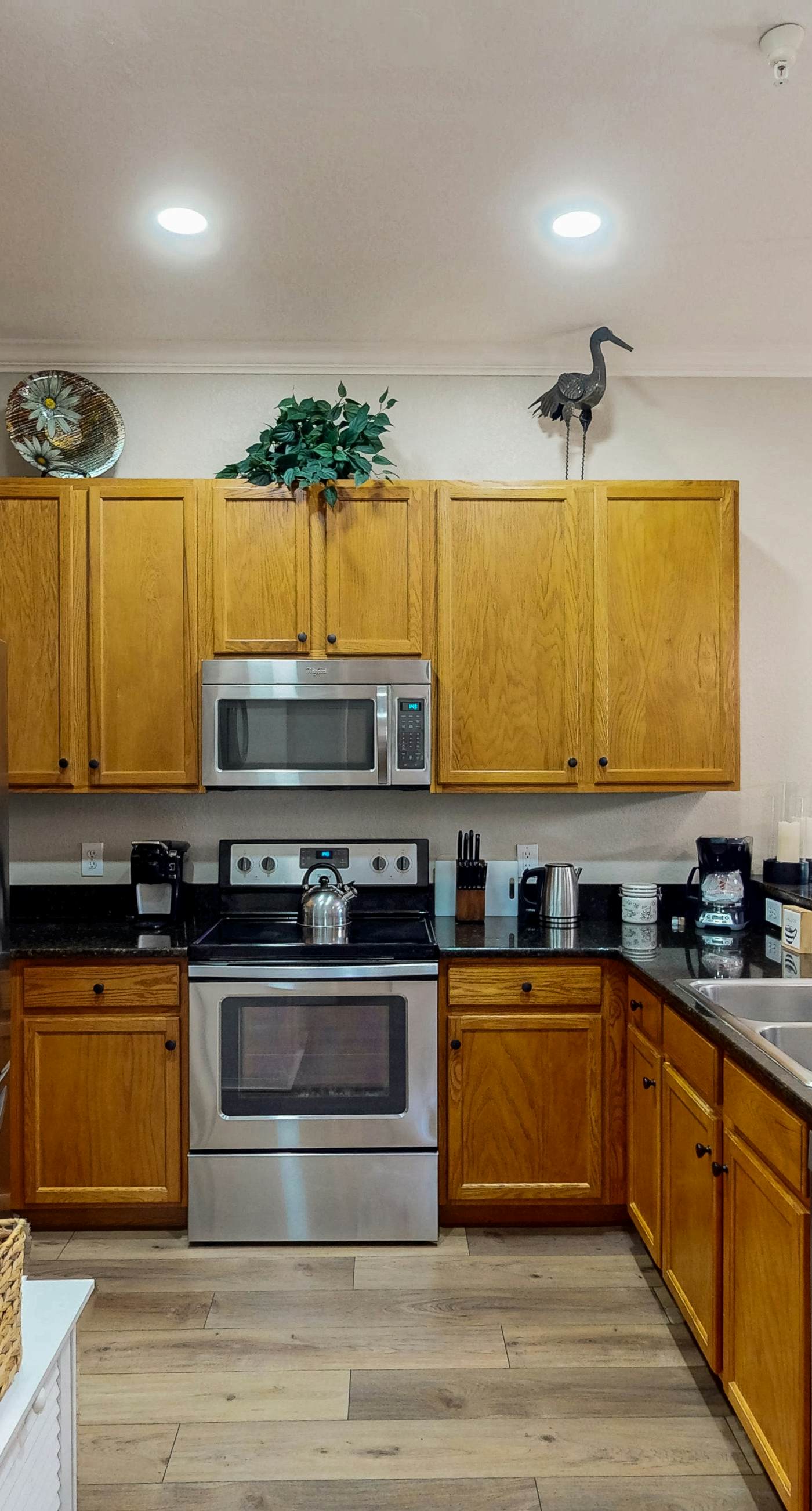 2nd floor condo w/ balcony, basketball court, near theme parks, tennis court