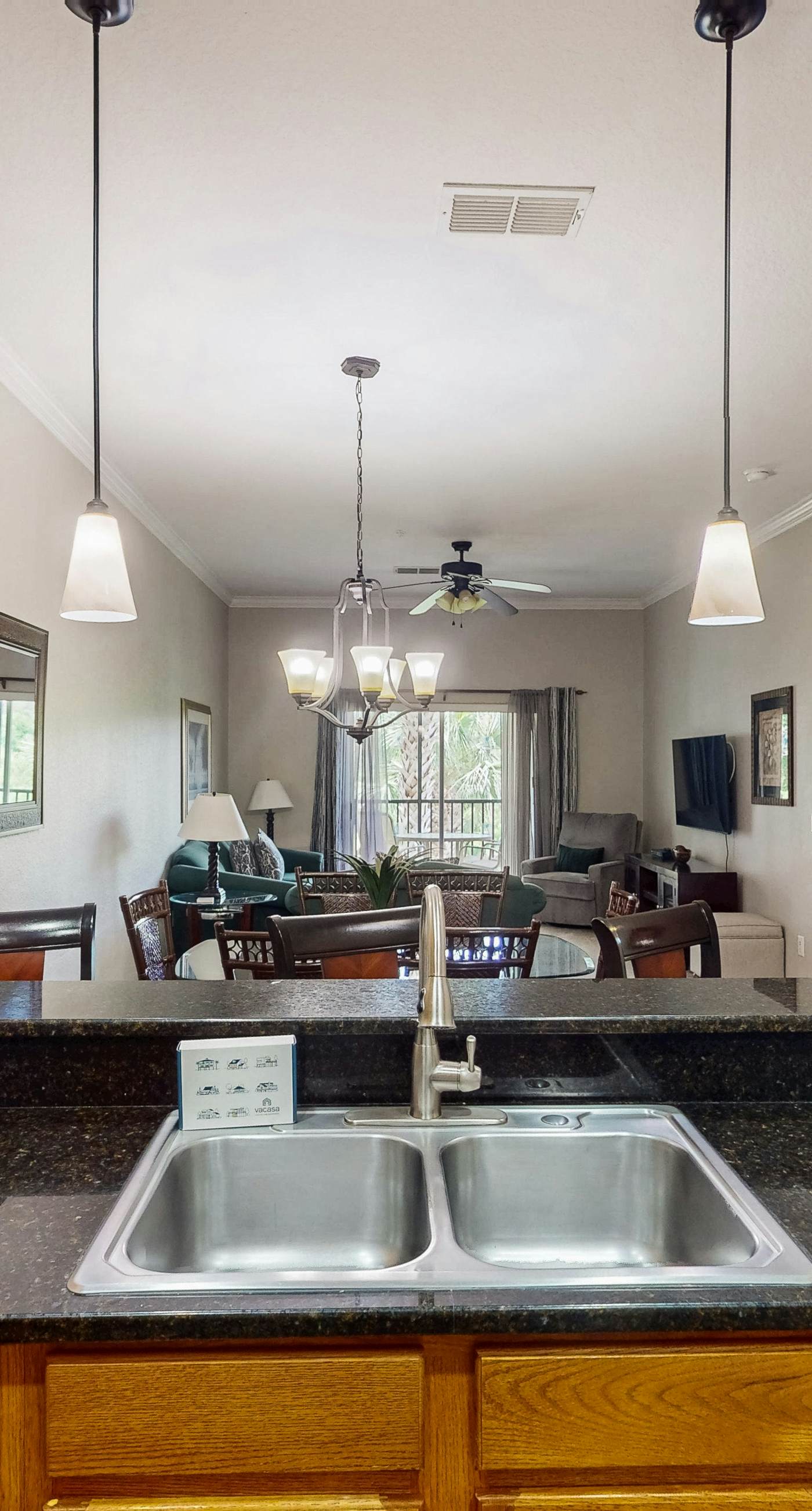 2nd floor condo w/ balcony, basketball court, near theme parks, tennis court