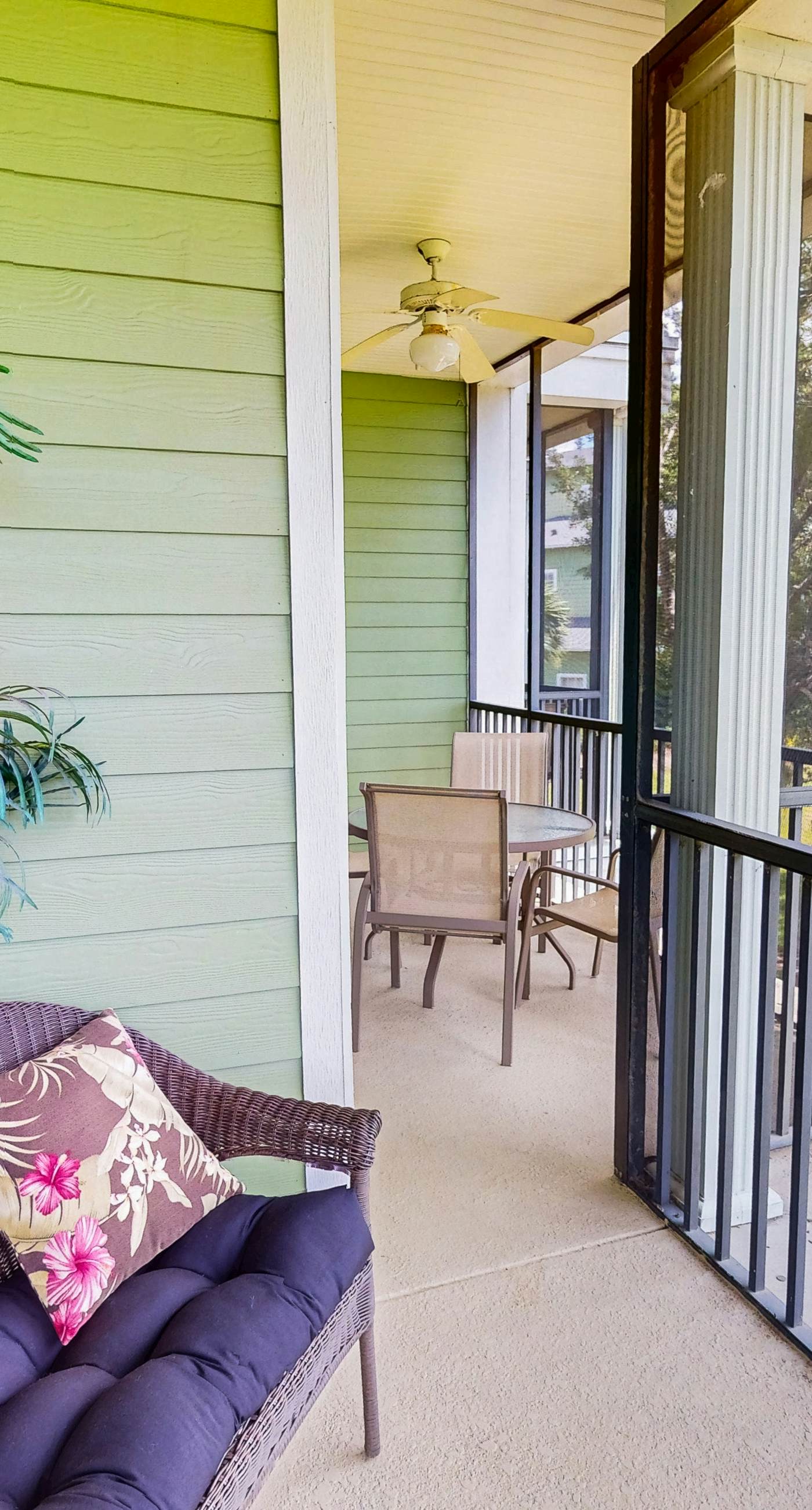 2nd floor condo w/ balcony, basketball court, near theme parks, tennis court