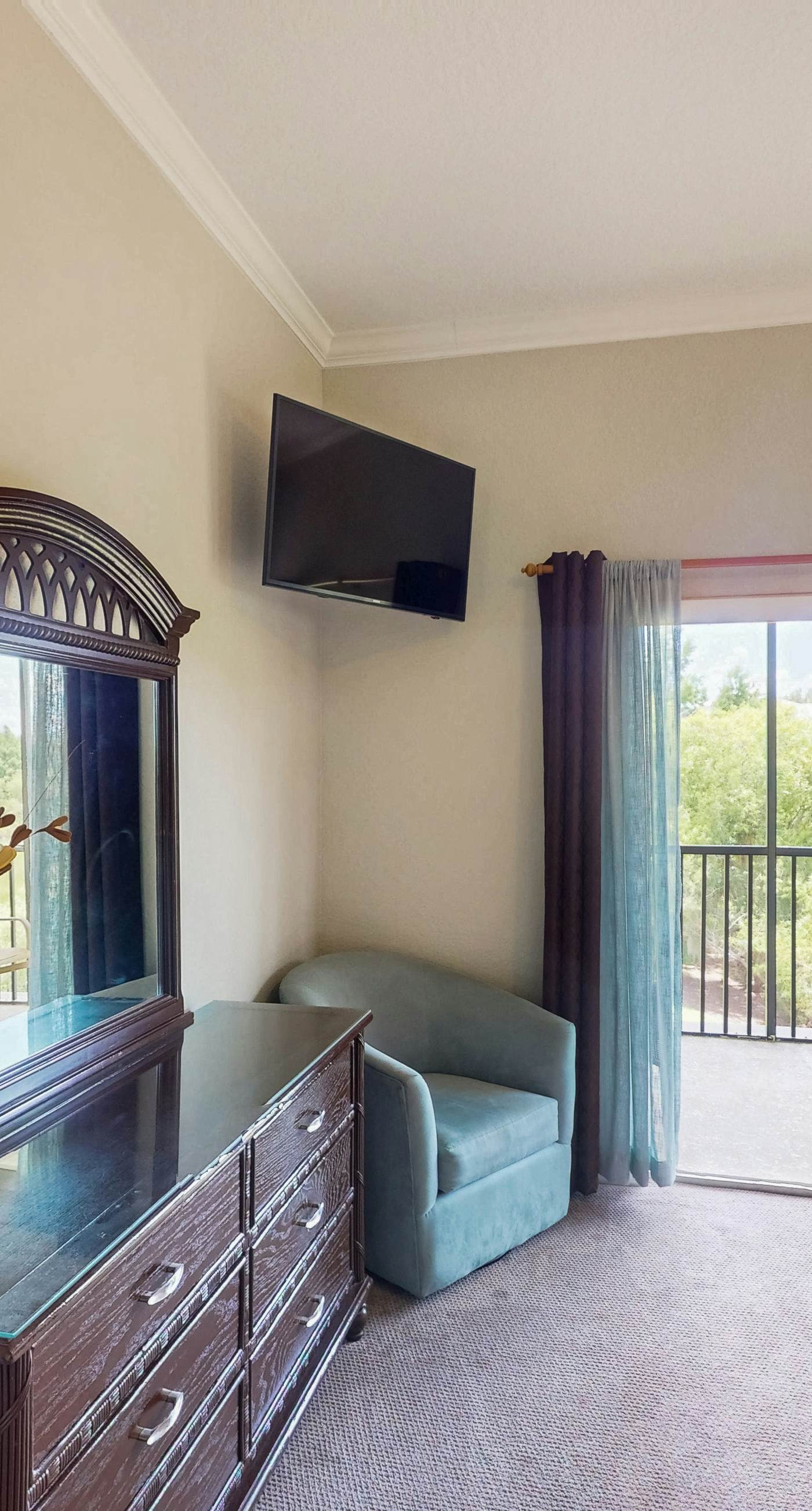 2nd floor condo w/ balcony, basketball court, near theme parks, tennis court