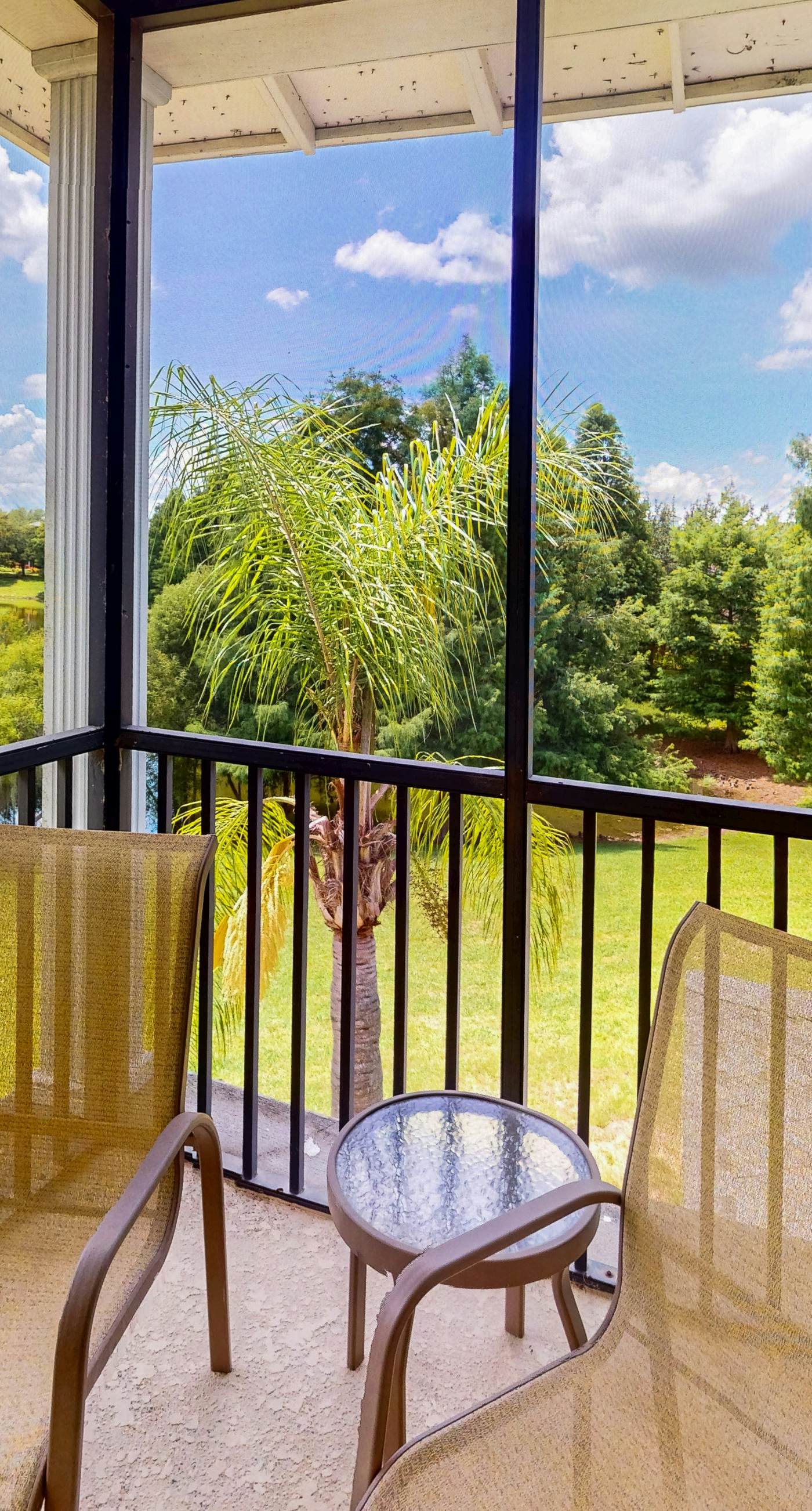 2nd floor condo w/ balcony, basketball court, near theme parks, tennis court