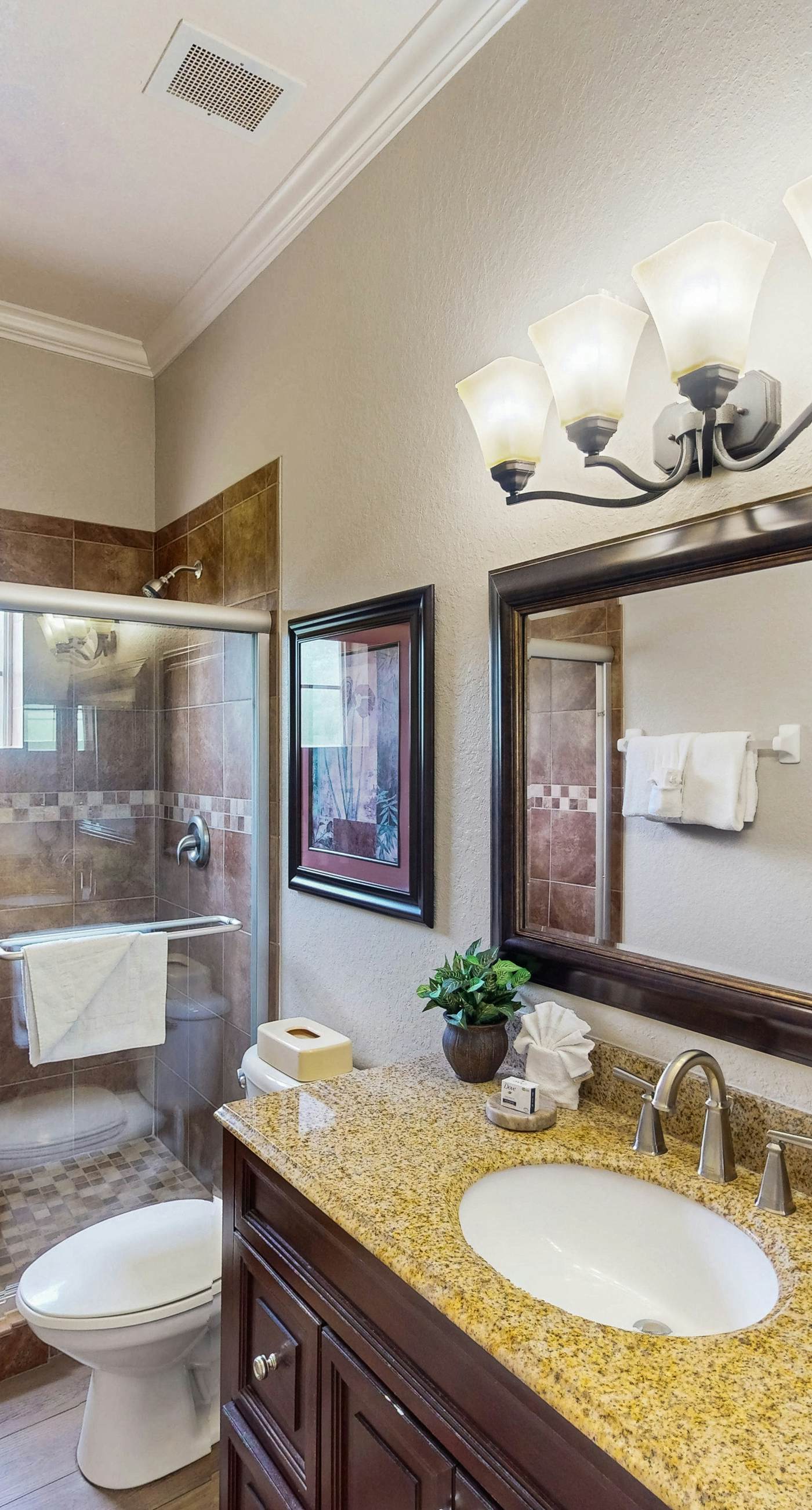 2nd floor condo w/ balcony, basketball court, near theme parks, tennis court