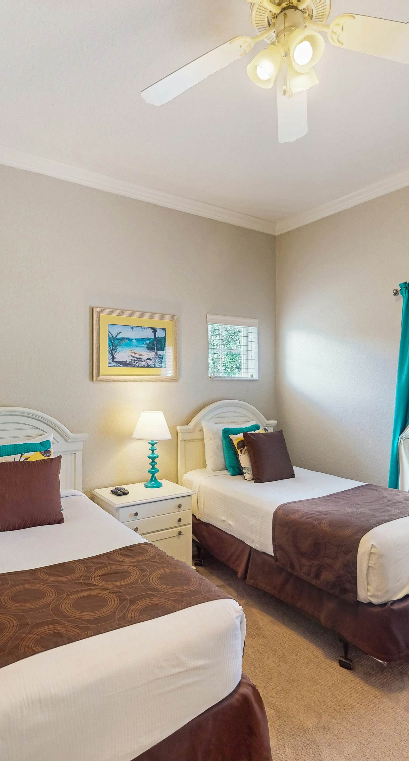 2nd floor condo w/ balcony, basketball court, near theme parks, tennis court