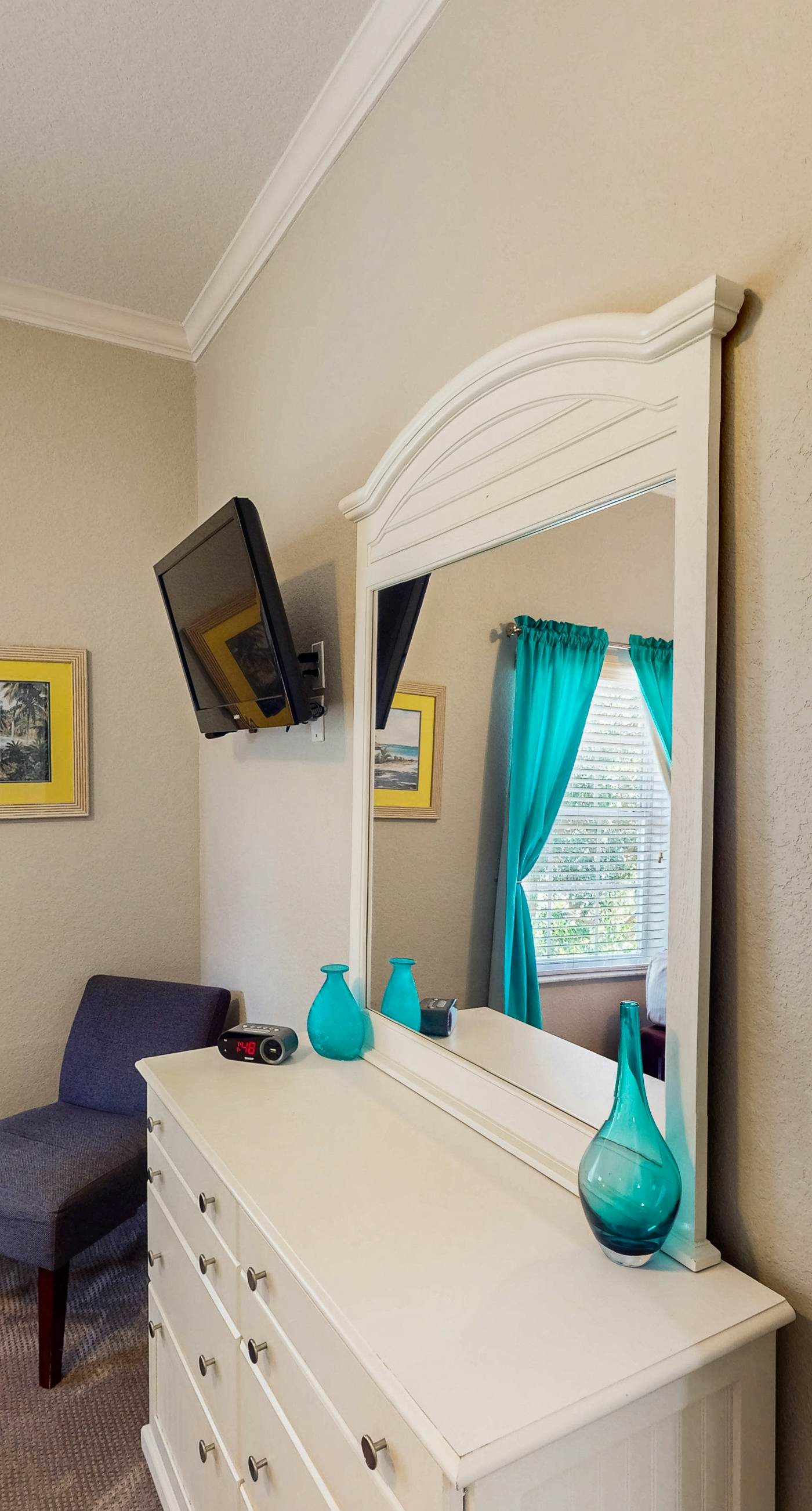 2nd floor condo w/ balcony, basketball court, near theme parks, tennis court