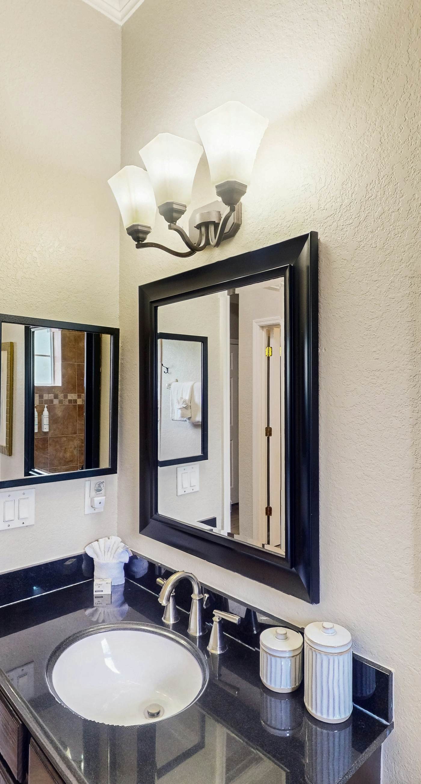 2nd floor condo w/ balcony, basketball court, near theme parks, tennis court