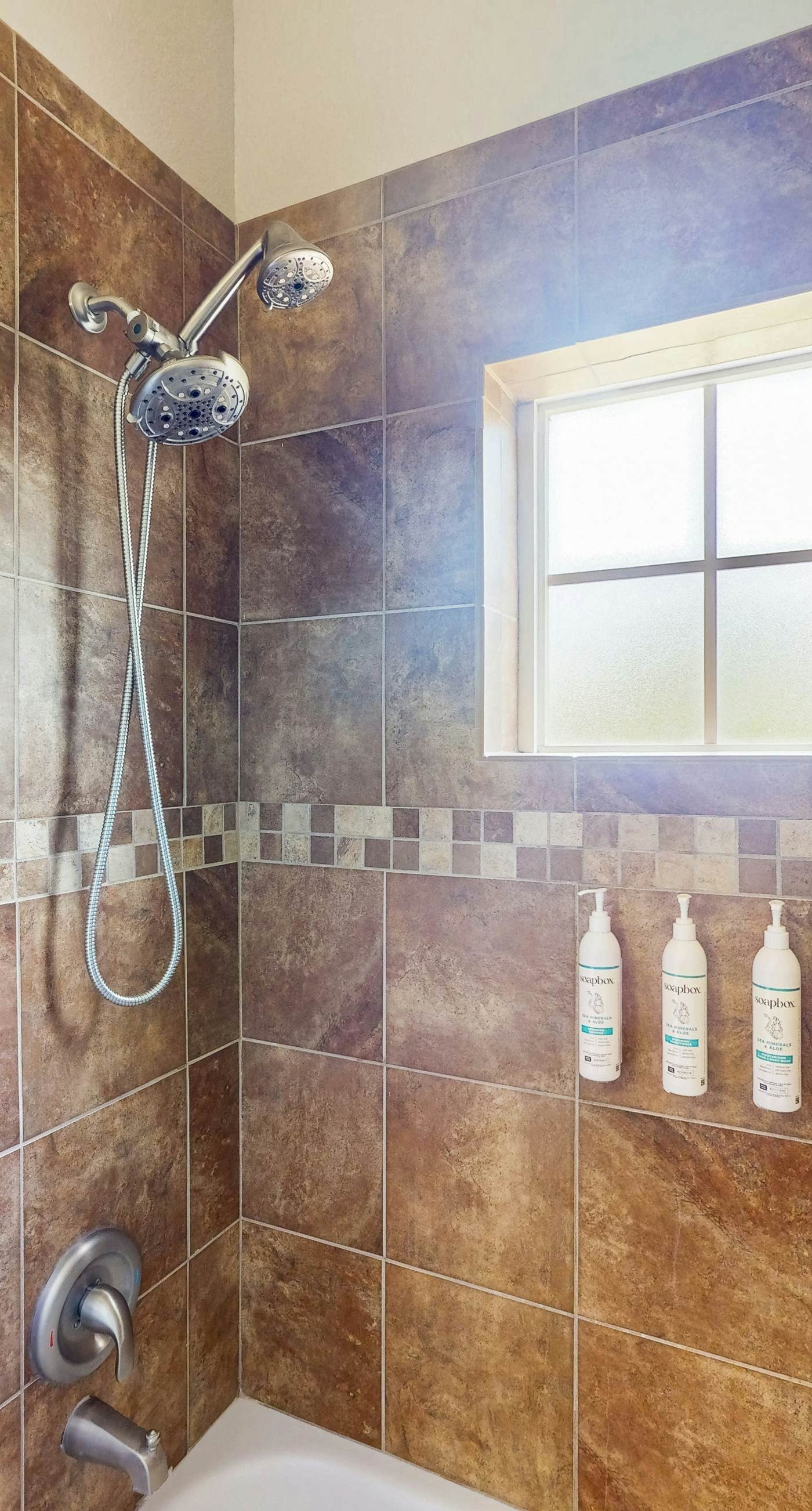 2nd floor condo w/ balcony, basketball court, near theme parks, tennis court