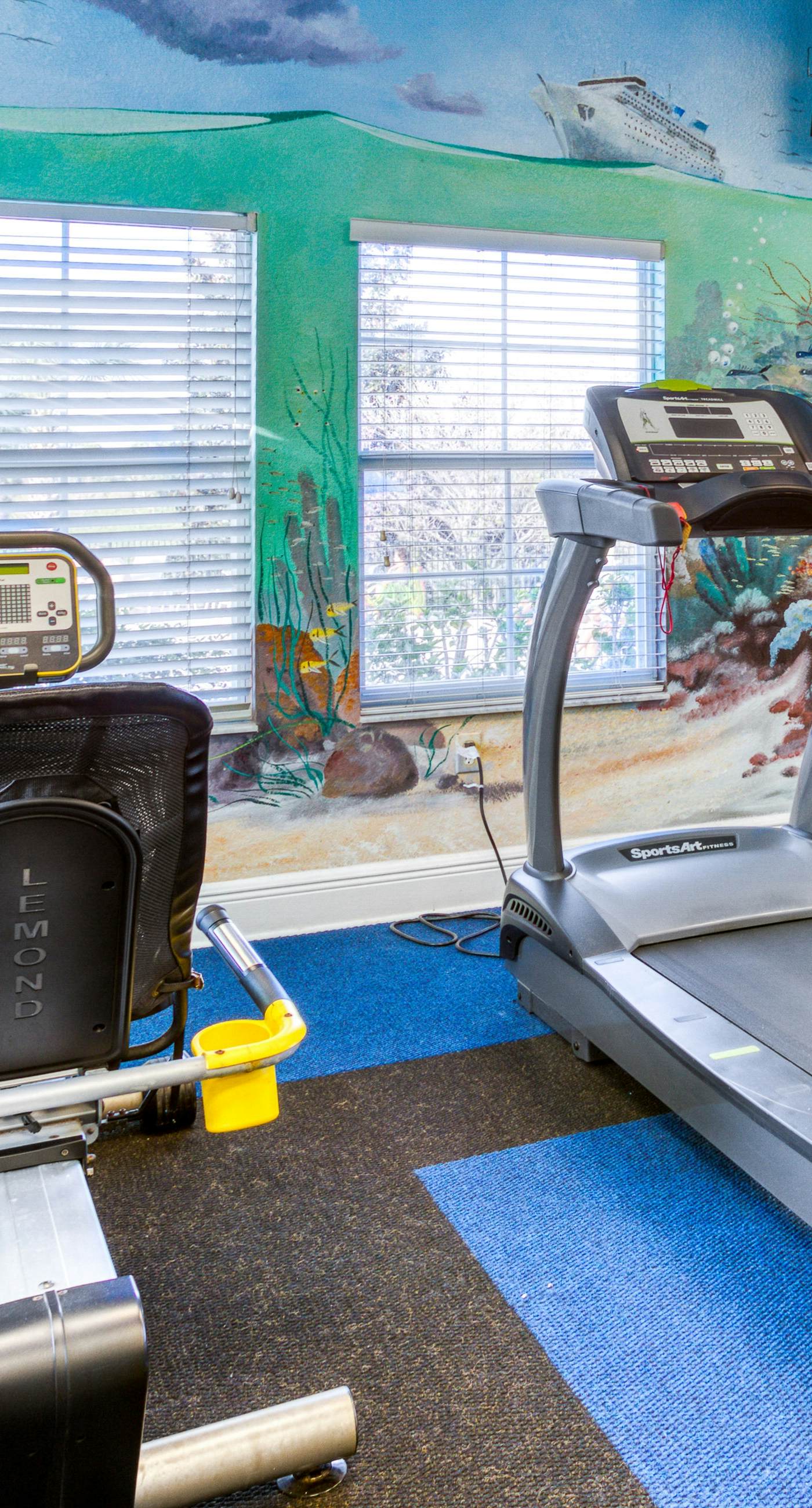 2nd floor condo w/ balcony, basketball court, near theme parks, tennis court