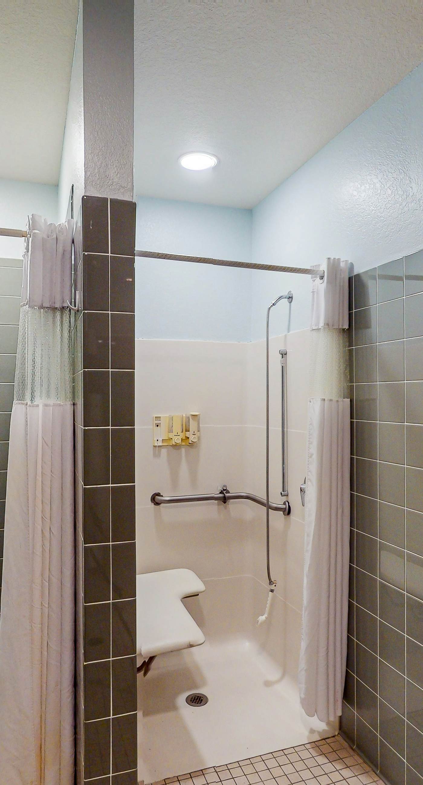 2nd floor condo w/ balcony, basketball court, near theme parks, tennis court