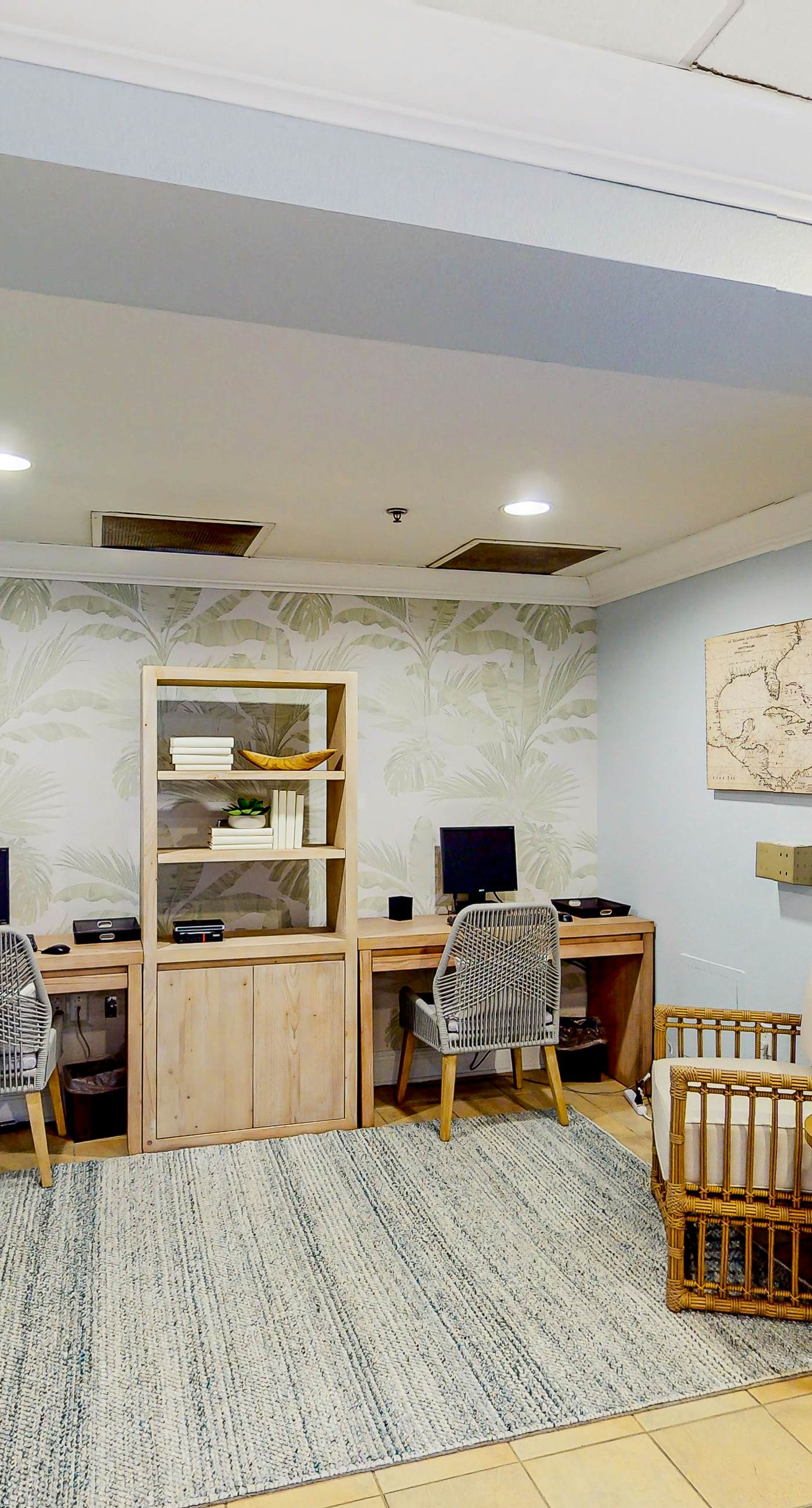 2nd floor condo w/ balcony, basketball court, near theme parks, tennis court