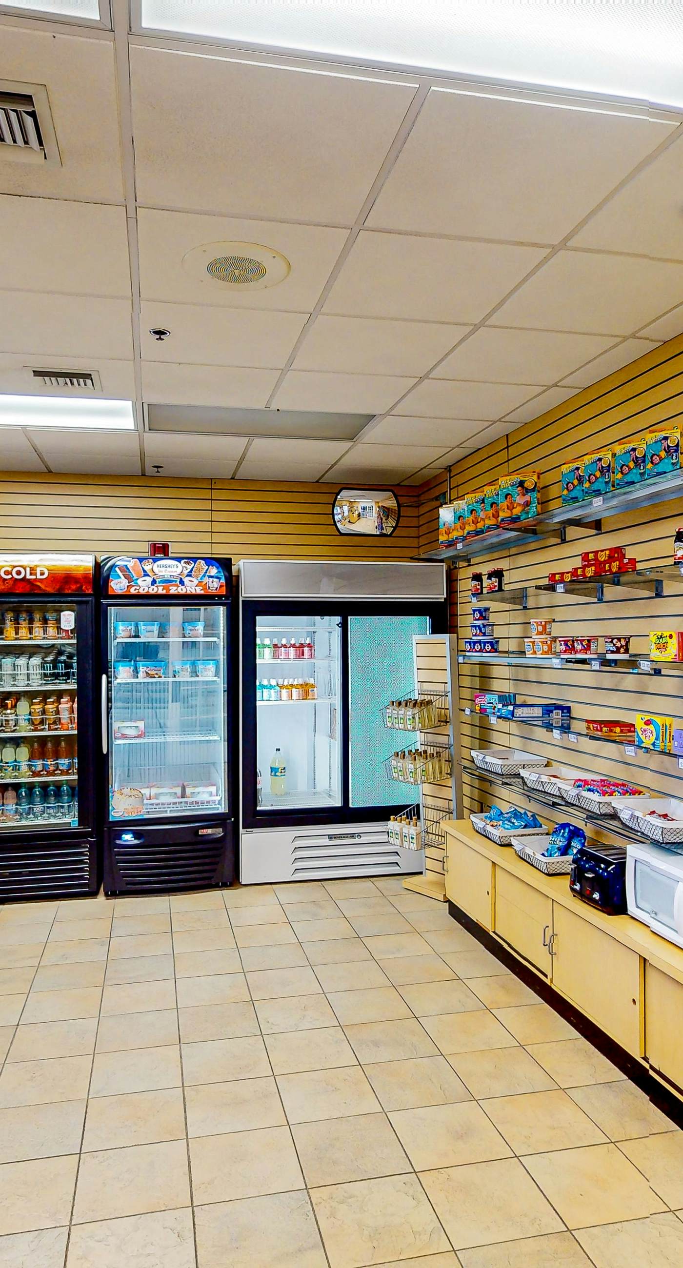 2nd floor condo w/ balcony, basketball court, near theme parks, tennis court