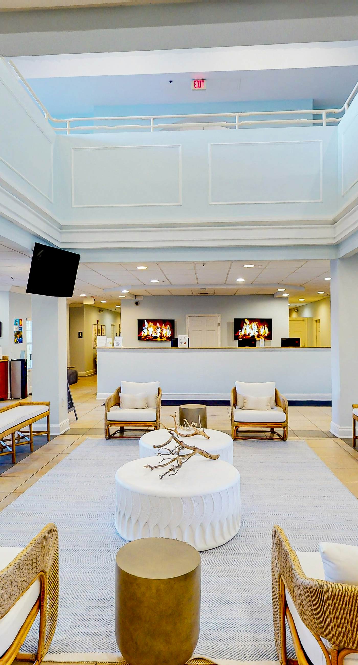 2nd floor condo w/ balcony, basketball court, near theme parks, tennis court