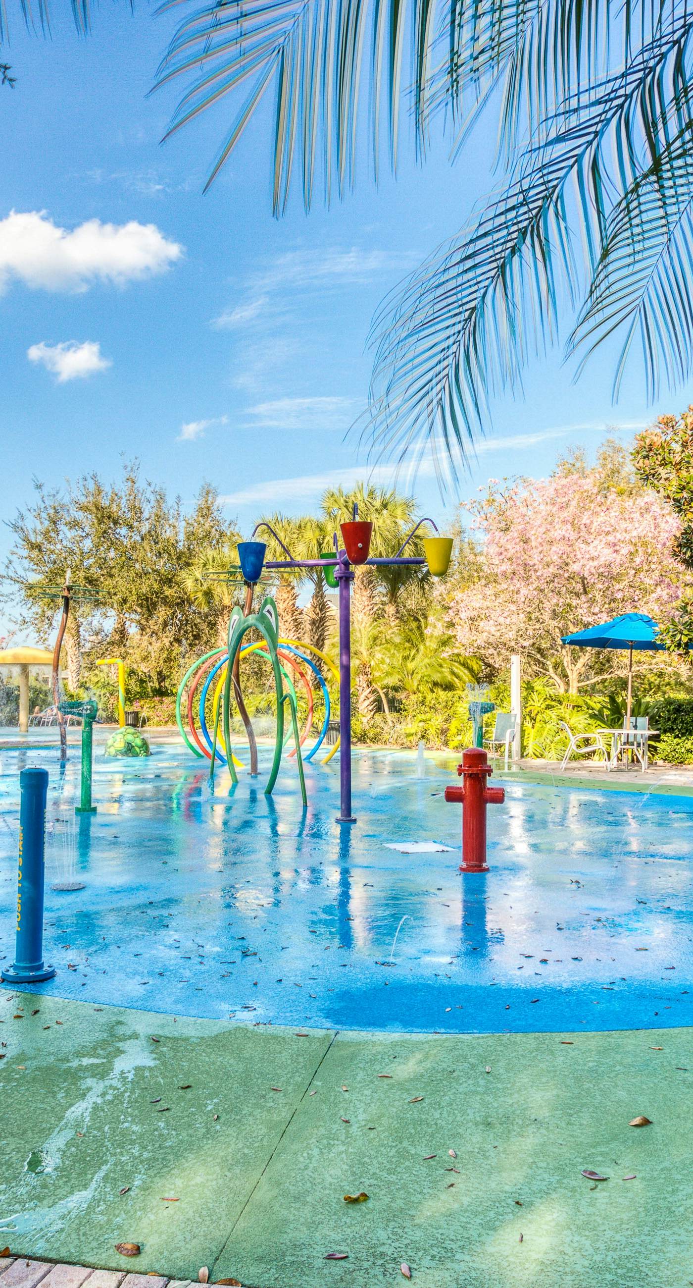 2nd floor condo w/ balcony, basketball court, near theme parks, tennis court