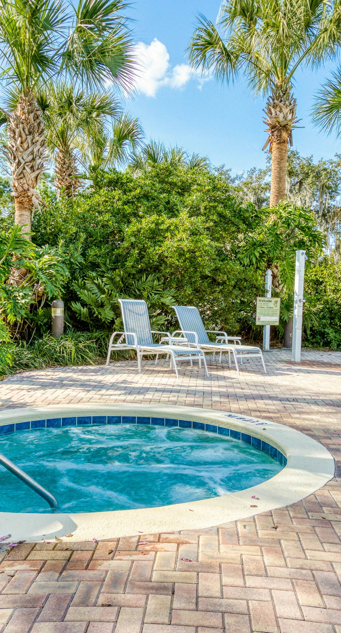 2nd floor condo w/ balcony, basketball court, near theme parks, tennis court