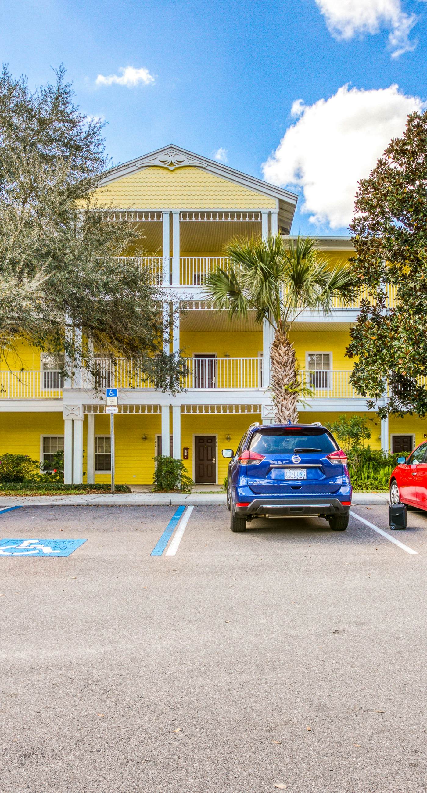 2nd floor condo w/ balcony, basketball court, near theme parks, tennis court