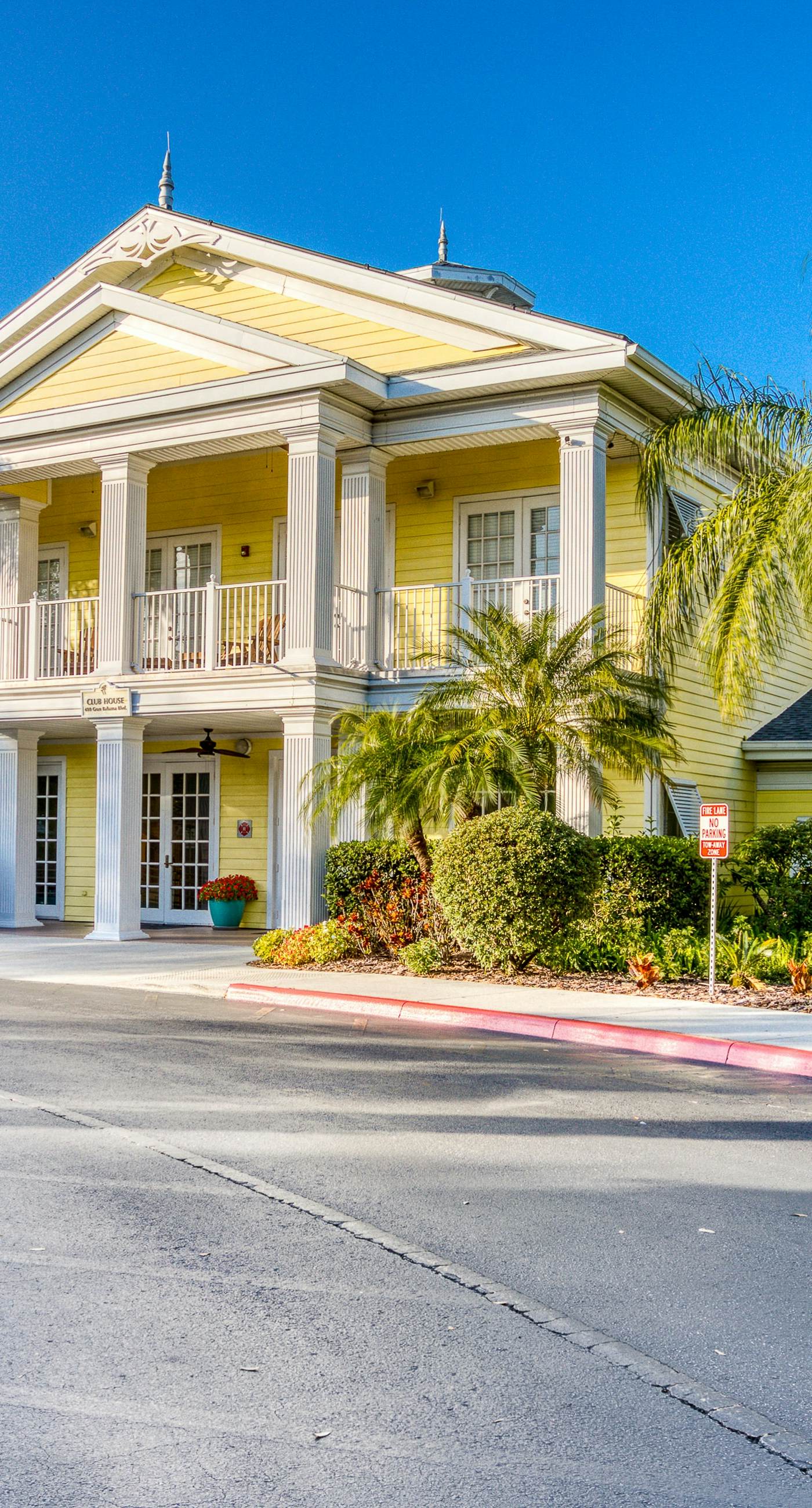 2nd floor condo w/ balcony, basketball court, near theme parks, tennis court