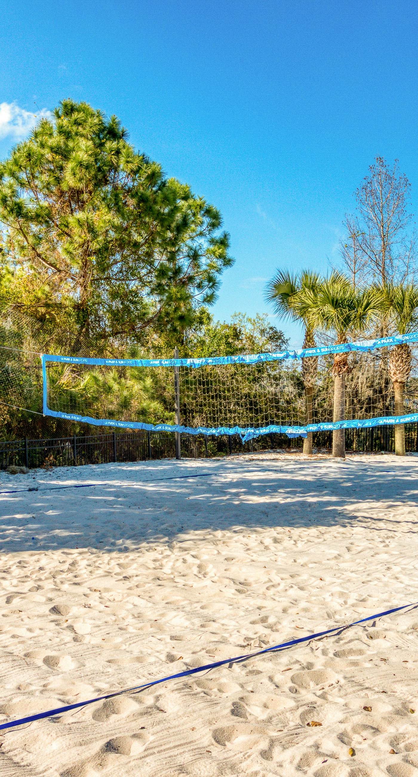 2nd floor condo w/ balcony, basketball court, near theme parks, tennis court