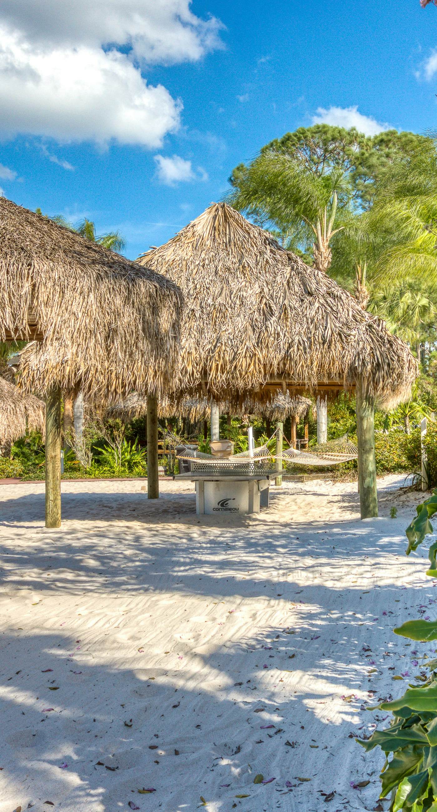 2nd floor condo w/ balcony, basketball court, near theme parks, tennis court