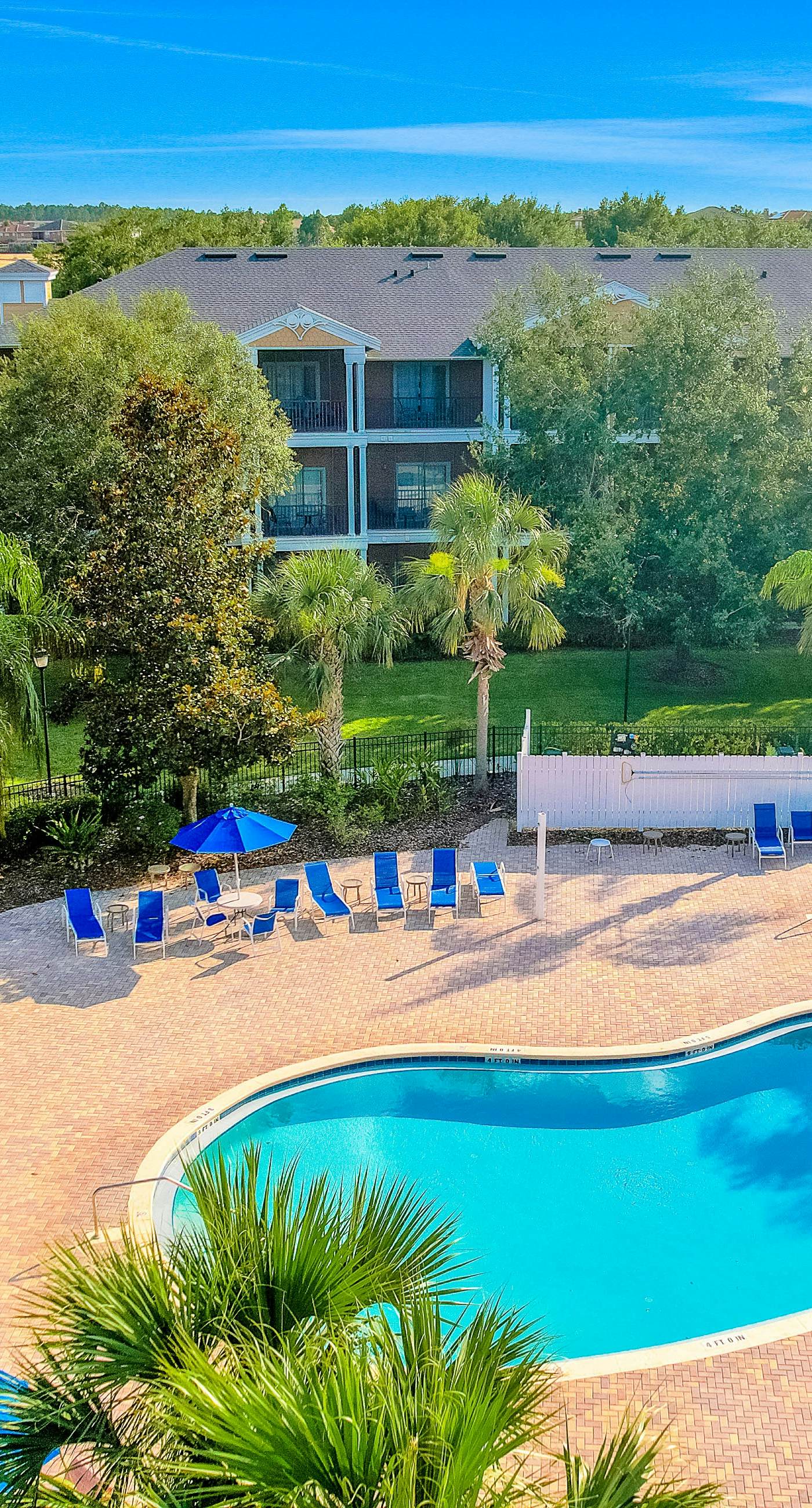 2nd floor condo w/ balcony, basketball court, near theme parks, tennis court