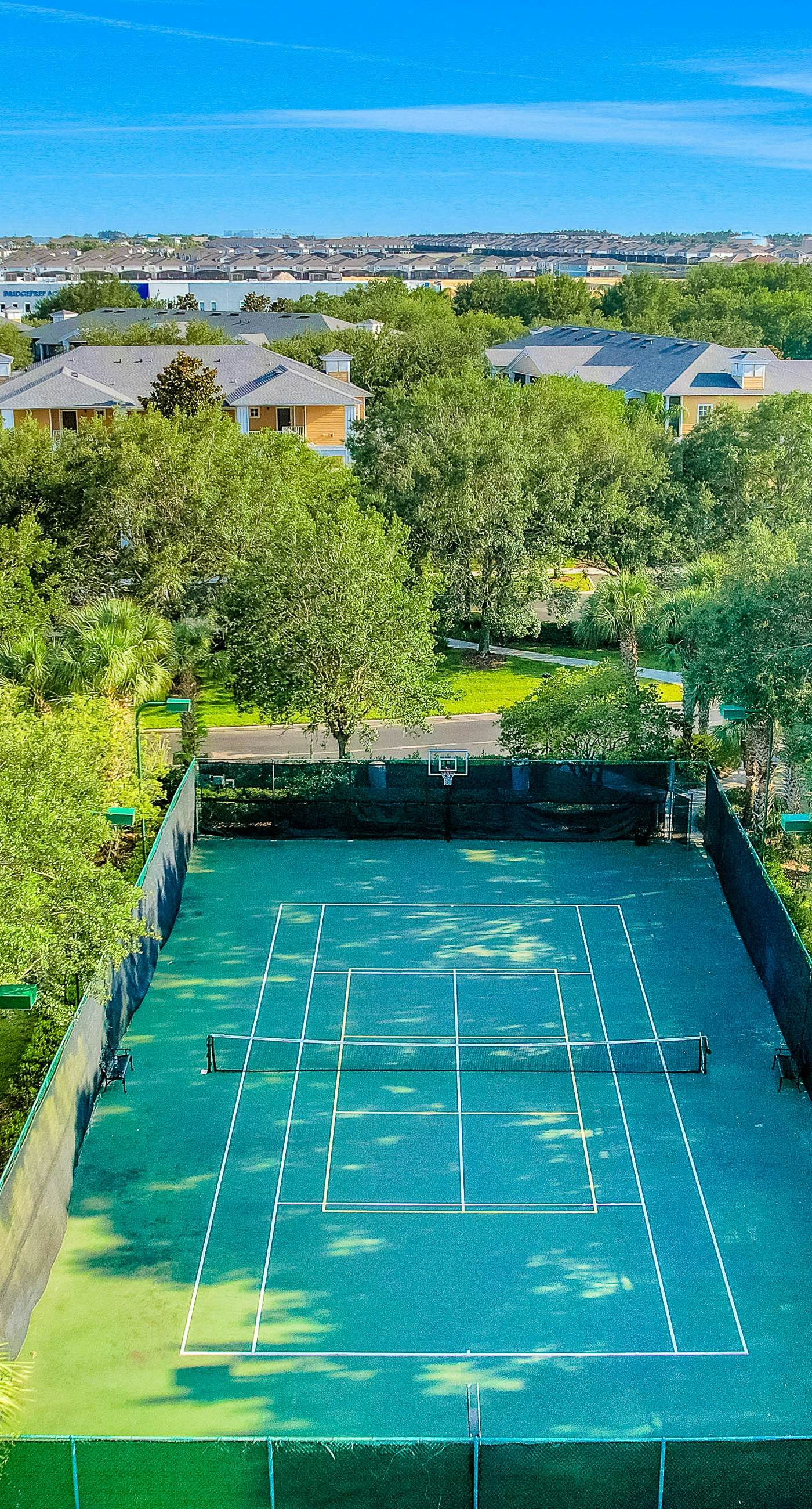 2nd floor condo w/ balcony, basketball court, near theme parks, tennis court