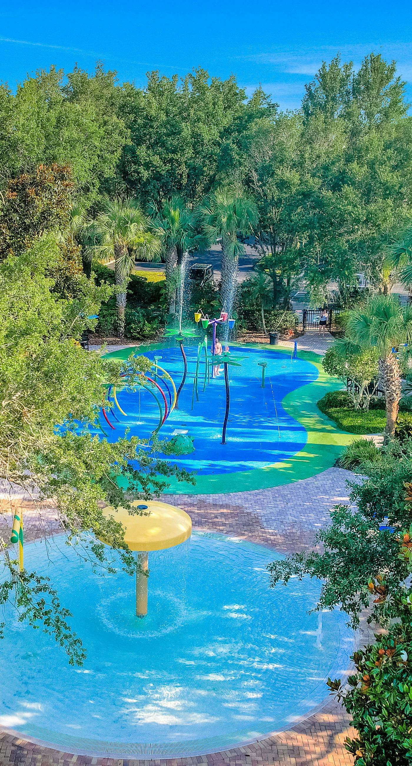 2nd floor condo w/ balcony, basketball court, near theme parks, tennis court