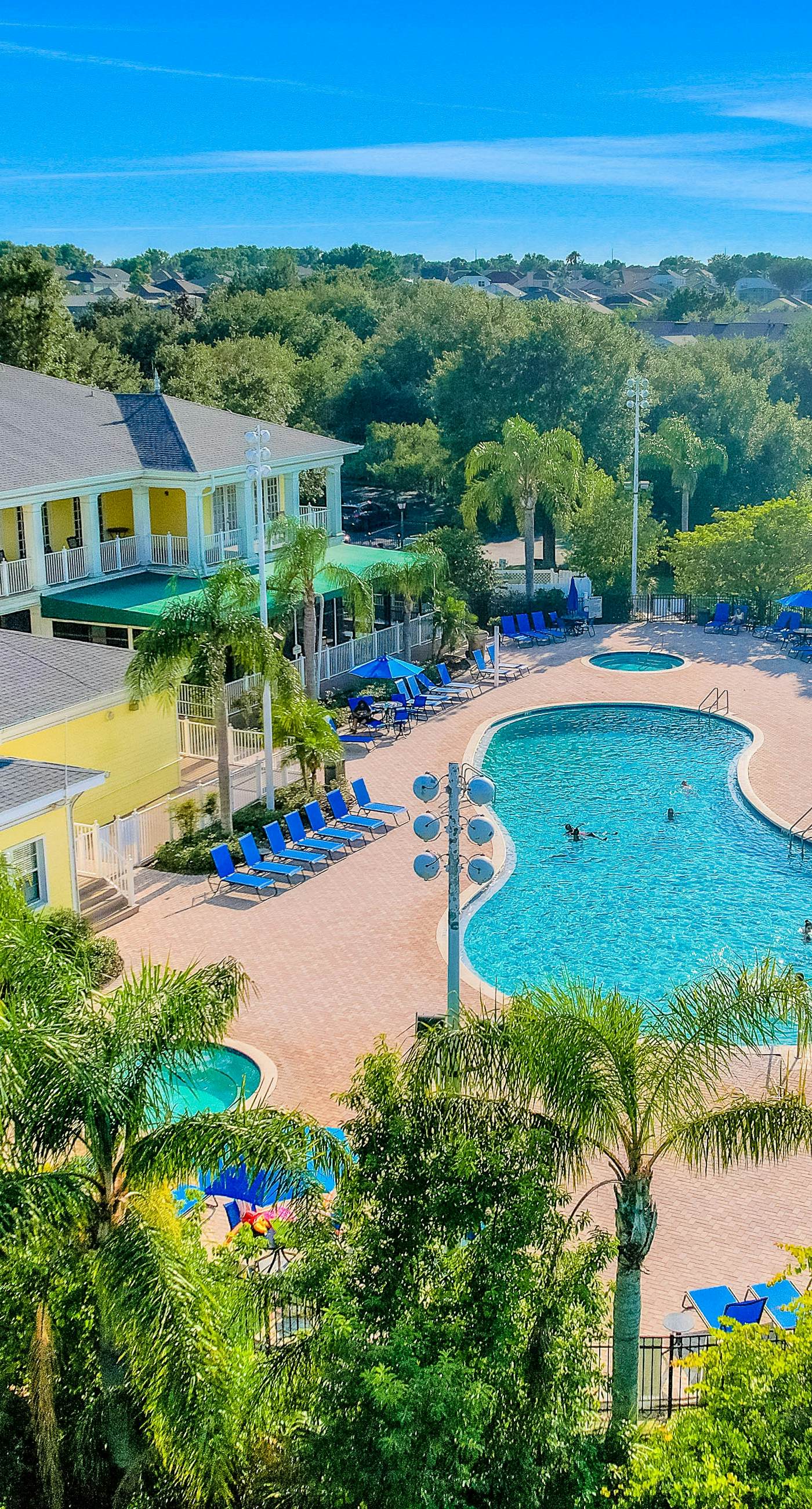 2nd floor condo w/ balcony, basketball court, near theme parks, tennis court