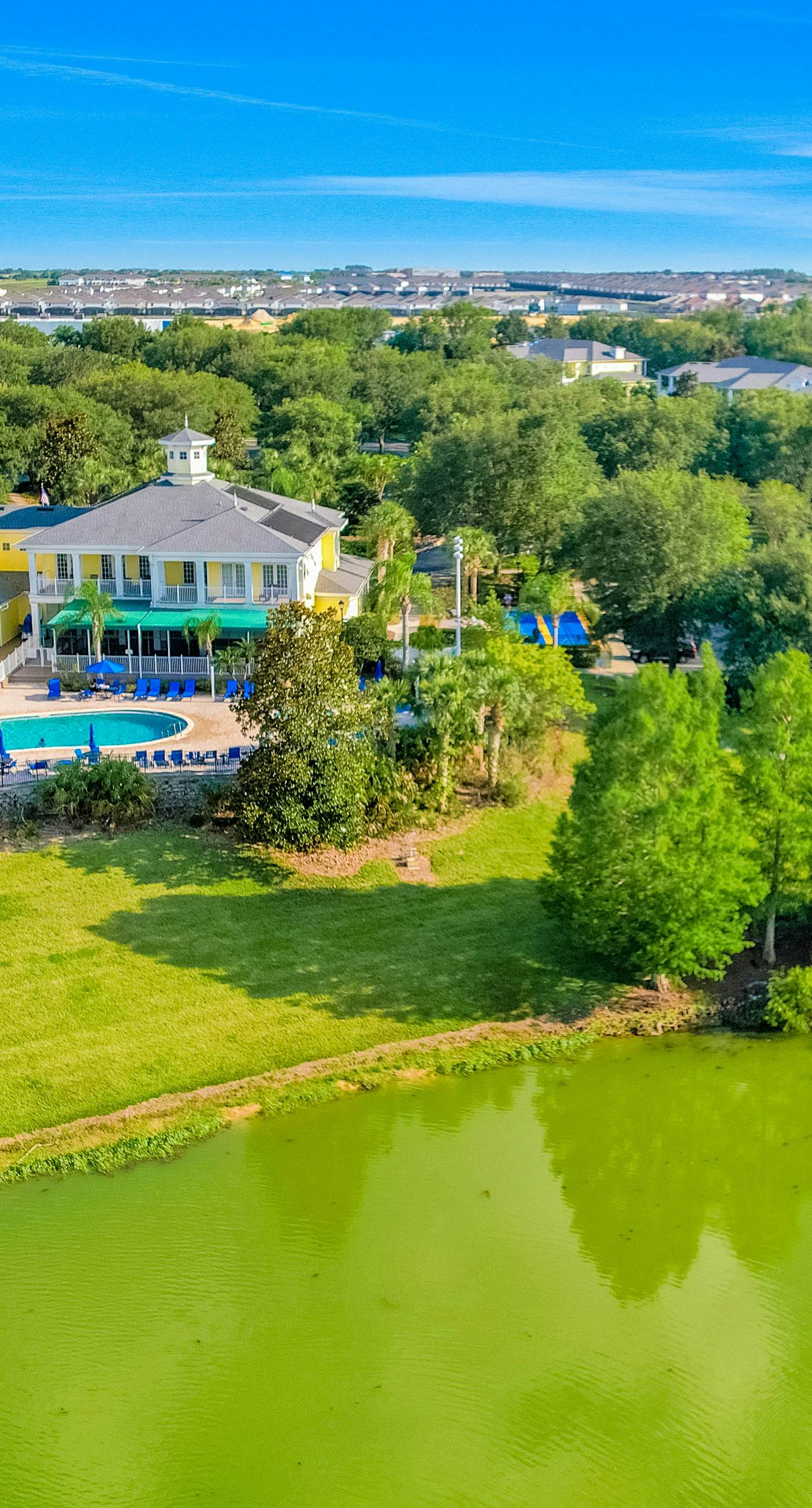 2nd floor condo w/ balcony, basketball court, near theme parks, tennis court