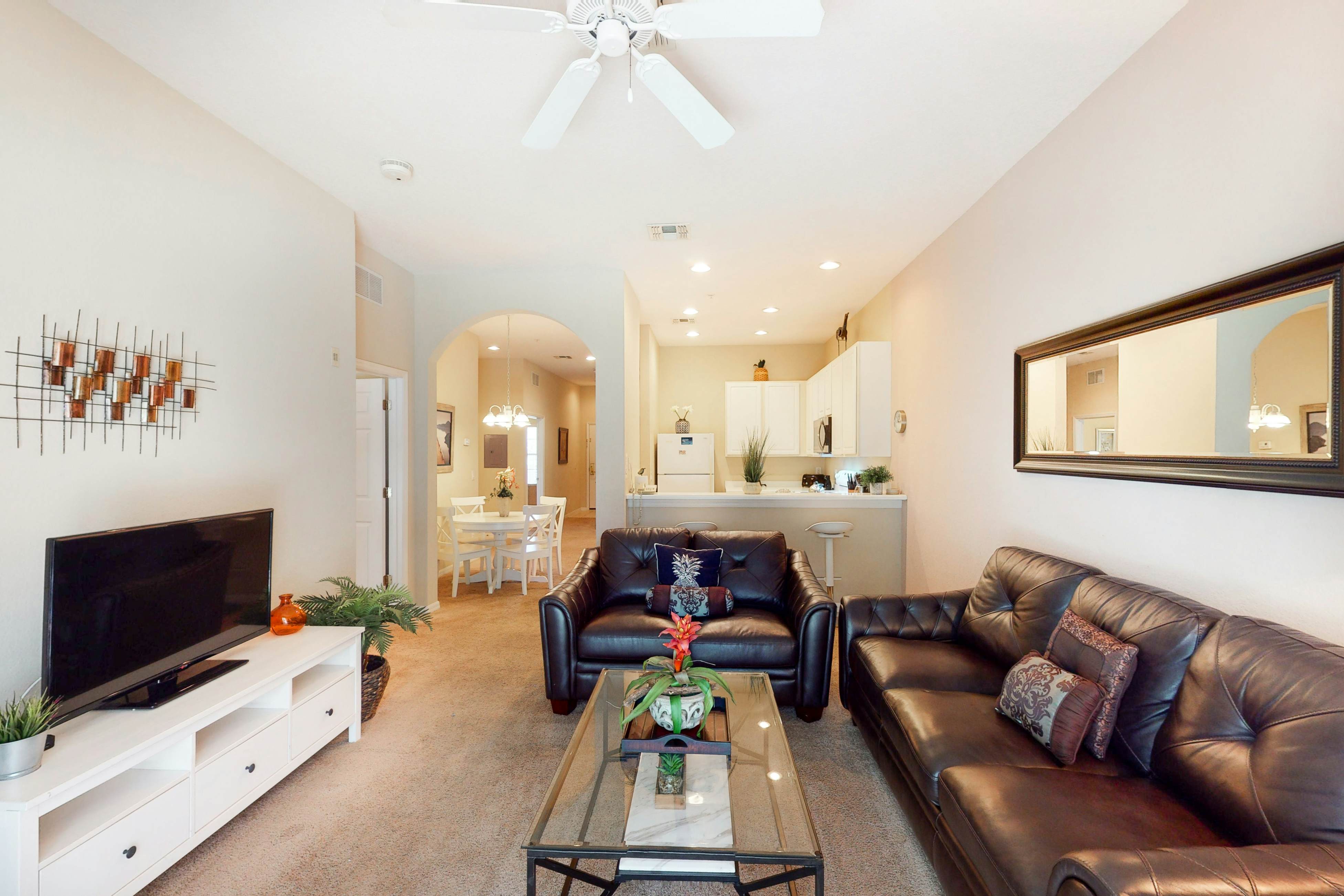 2nd floor condo near theme parks, sauna, gym, shared pools, balcony