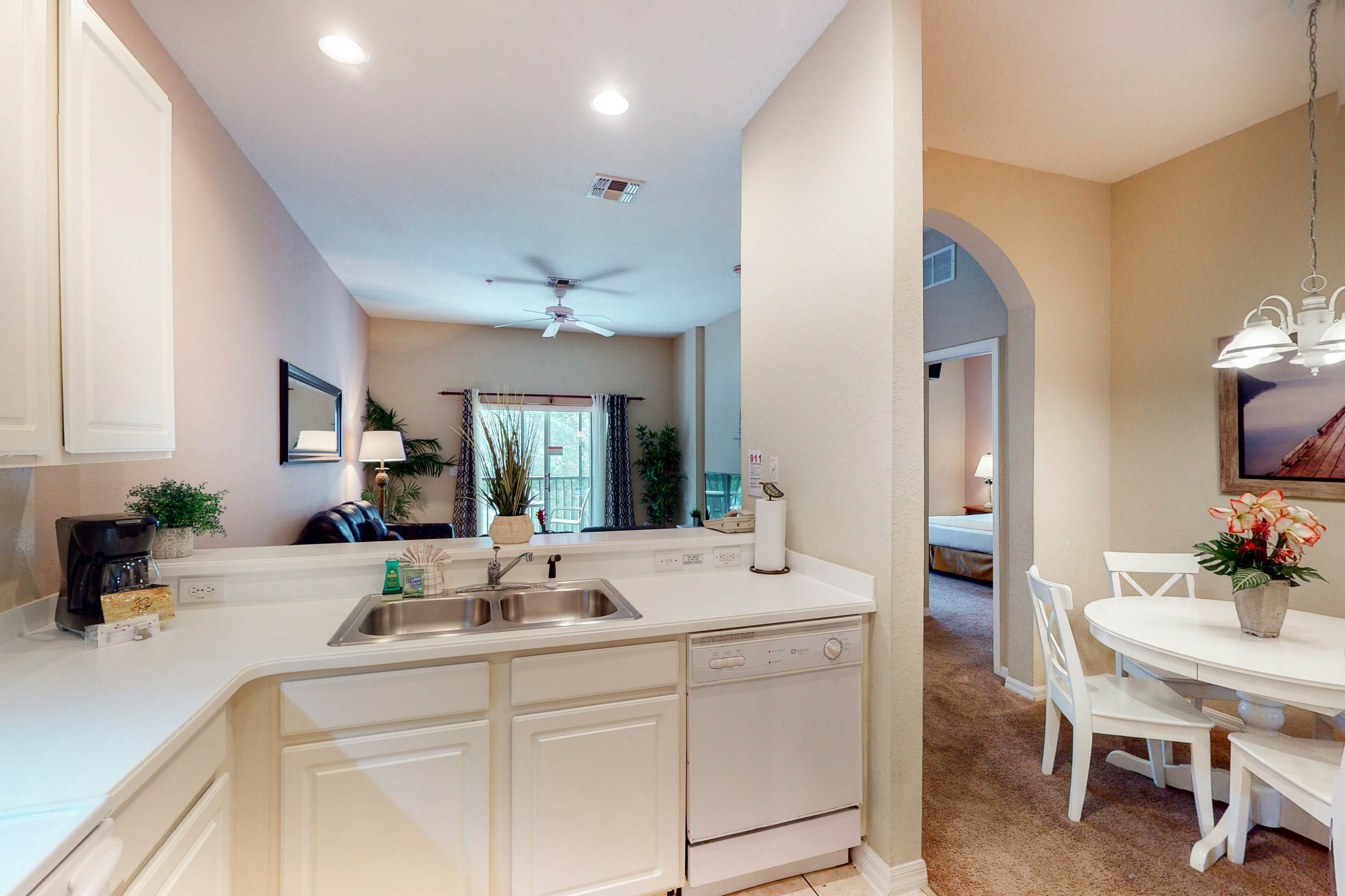 2nd floor condo near theme parks, sauna, gym, shared pools, balcony