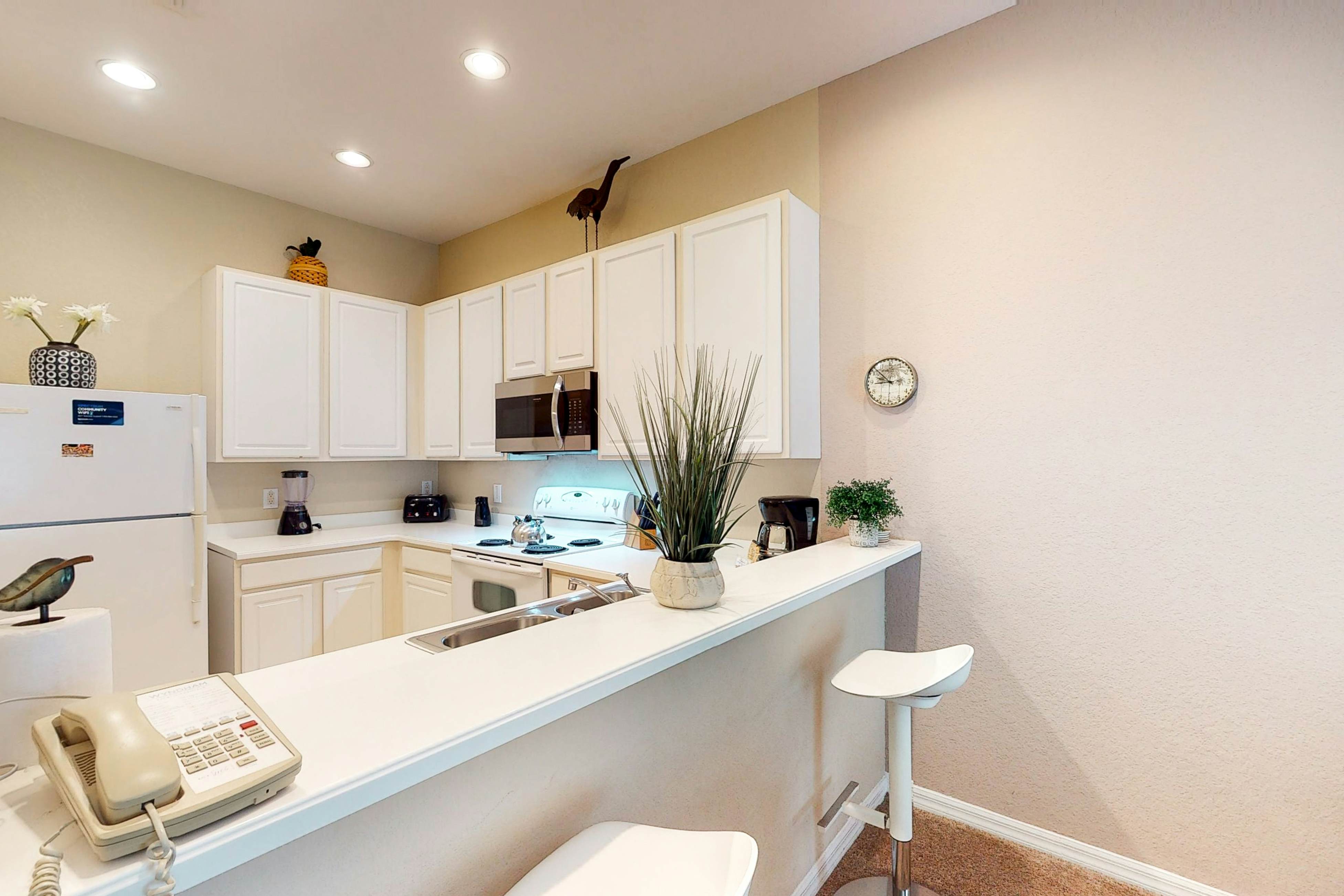 2nd floor condo near theme parks, sauna, gym, shared pools, balcony