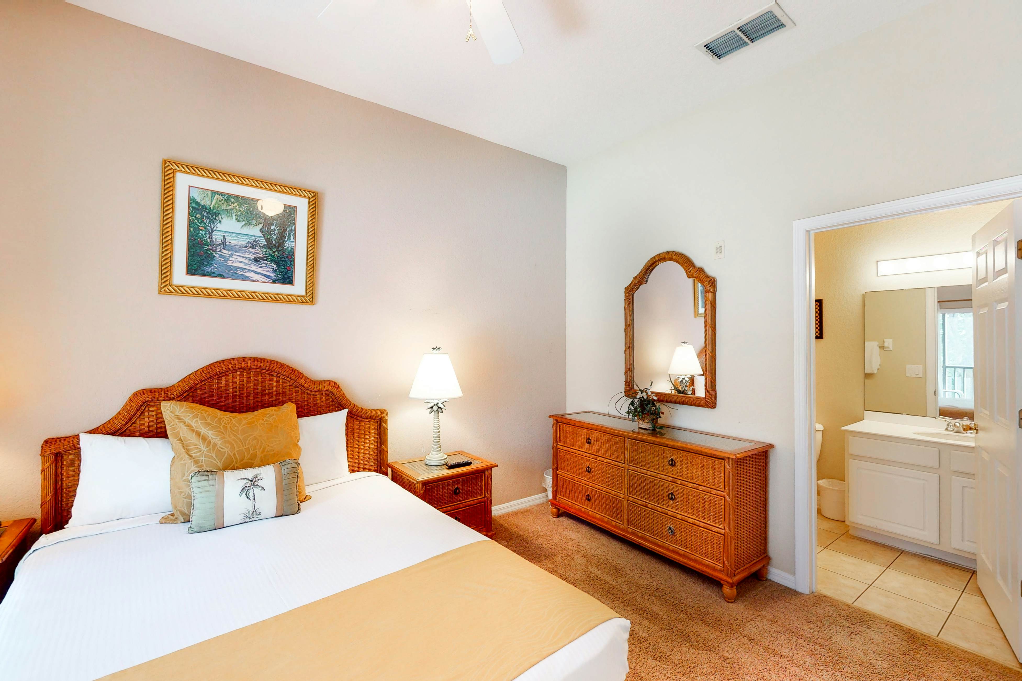 2nd floor condo near theme parks, sauna, gym, shared pools, balcony