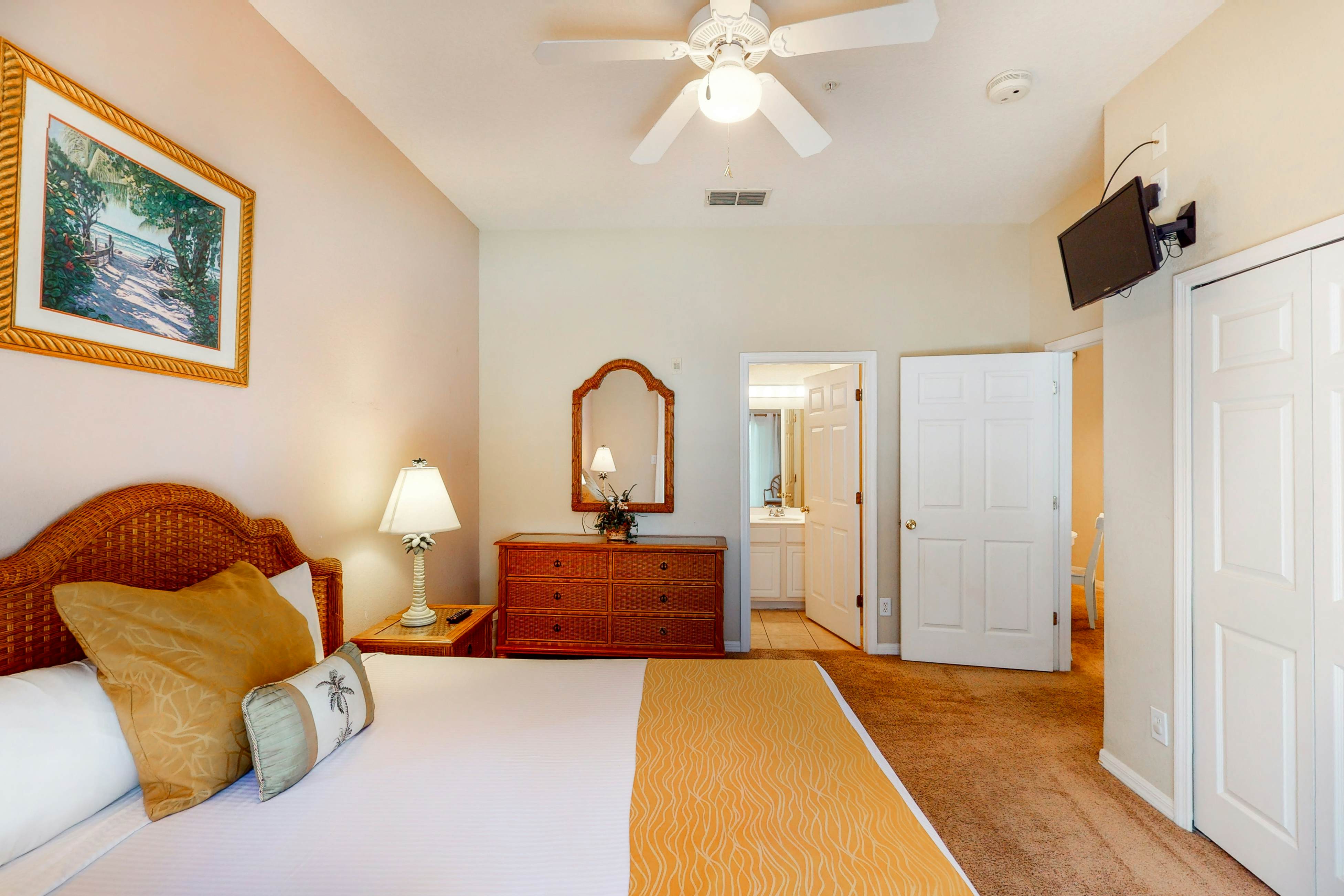 2nd floor condo near theme parks, sauna, gym, shared pools, balcony