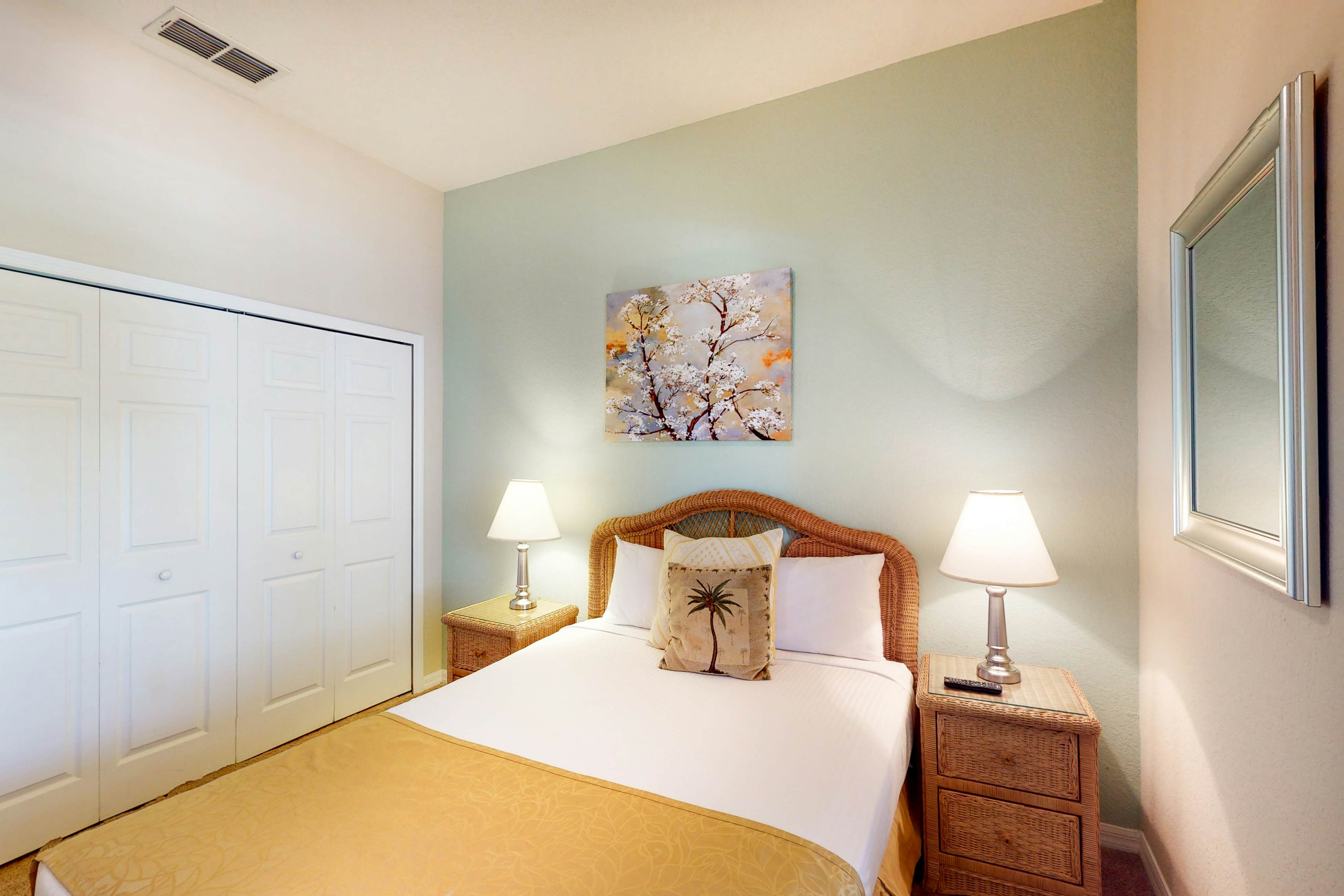 2nd floor condo near theme parks, sauna, gym, shared pools, balcony