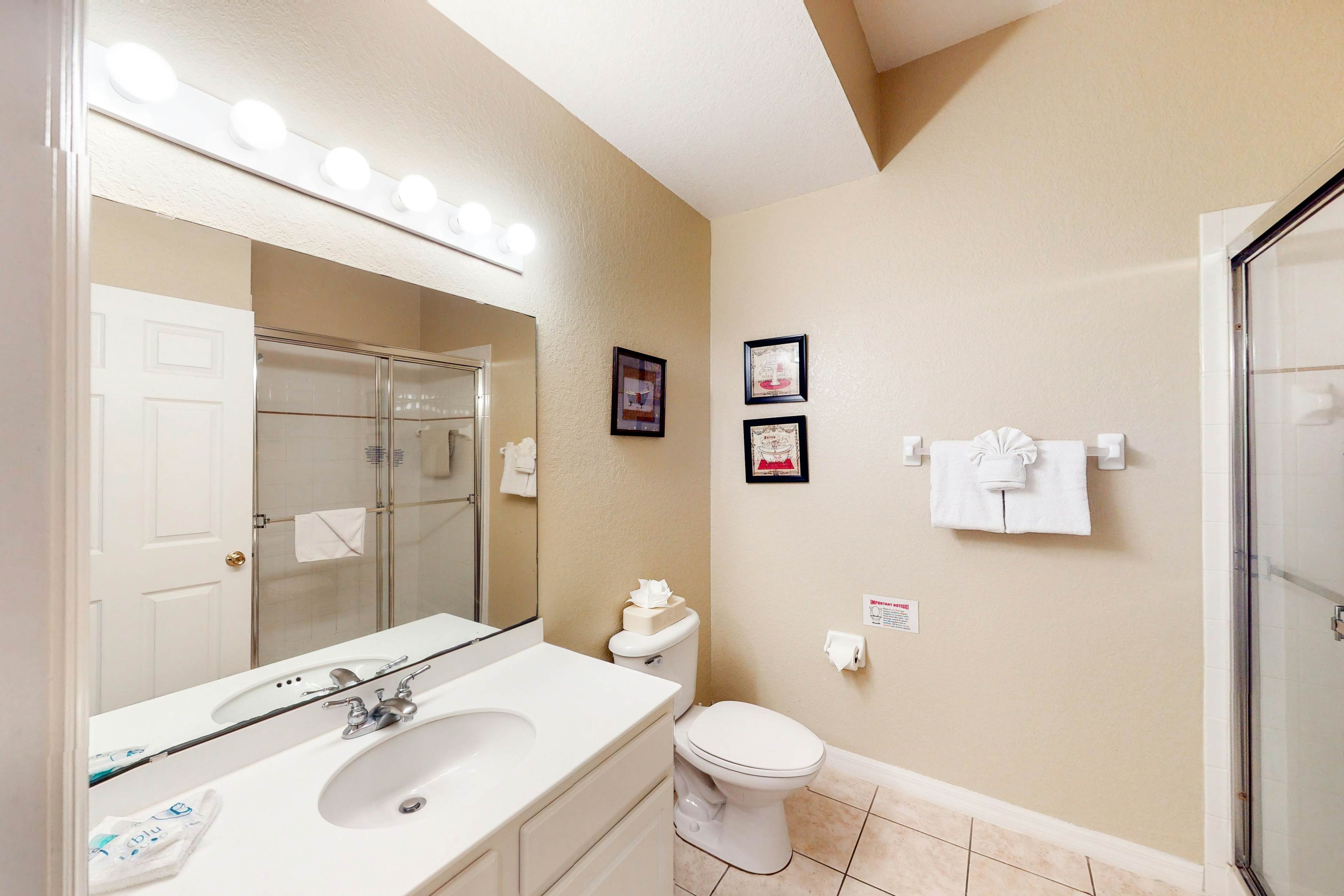 2nd floor condo near theme parks, sauna, gym, shared pools, balcony