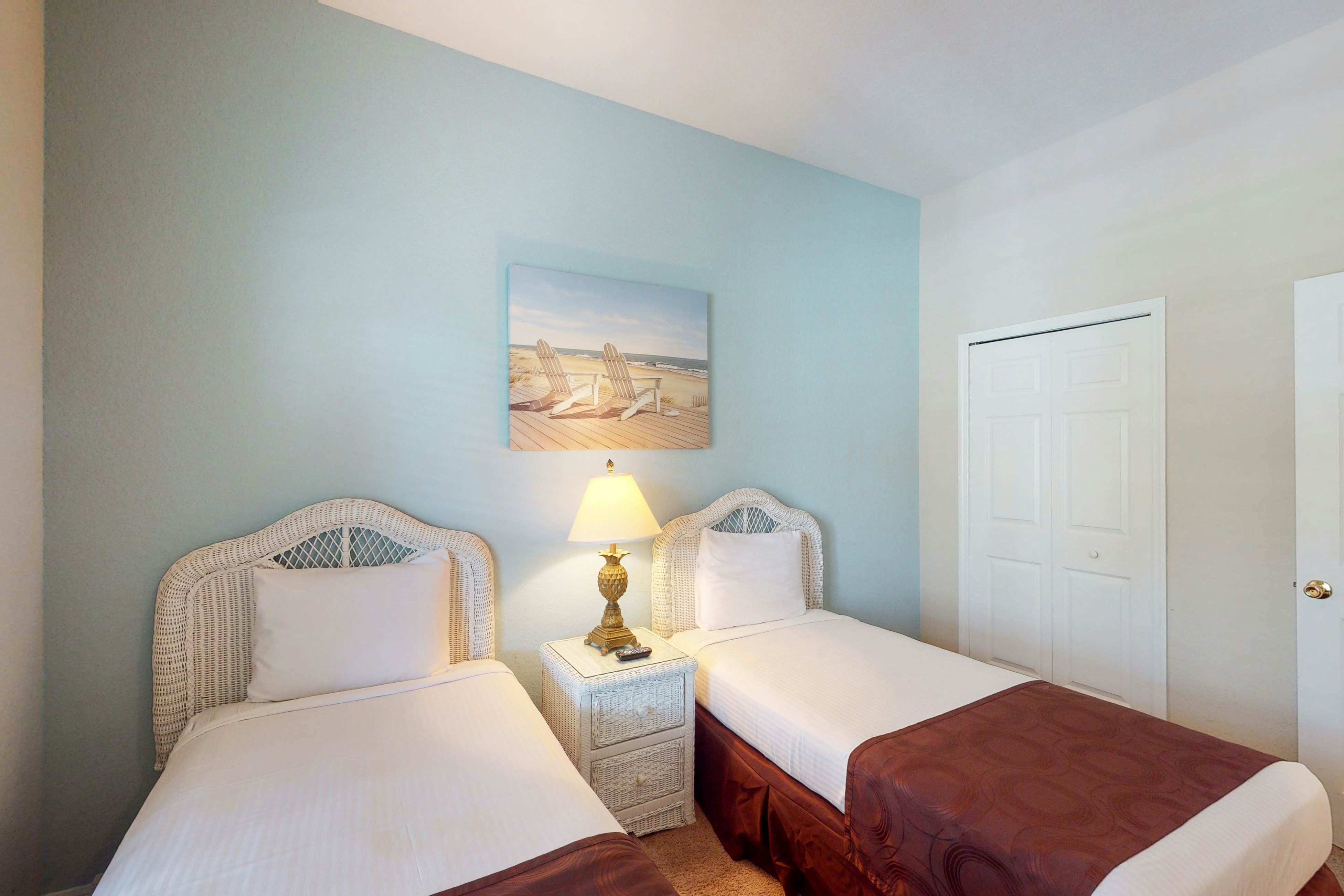 2nd floor condo near theme parks, sauna, gym, shared pools, balcony